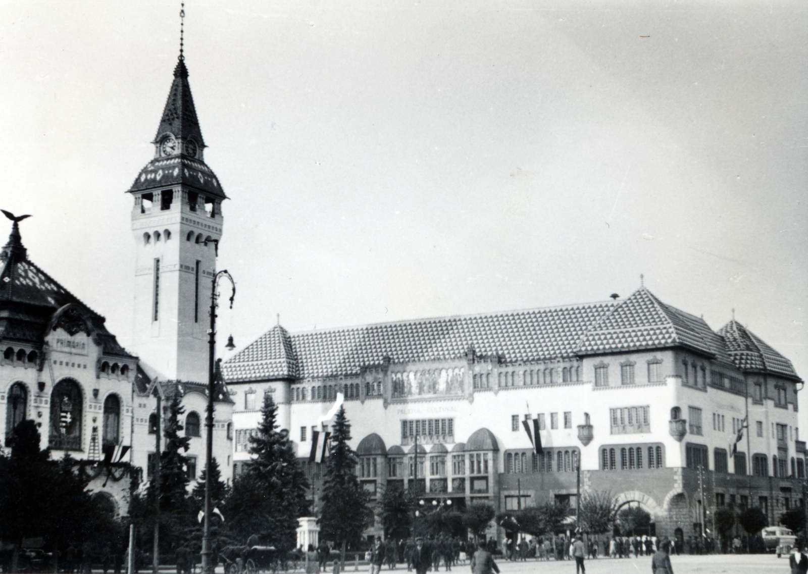 Románia,Erdély, Marosvásárhely, Gyözelem tér (Piața Victoriei, ekkor Ugron Gábor tér), balra a Városháza, jobbra a Kultúrpalota., 1940, Kádár Attila, Szandtner Egon, Fortepan #220438