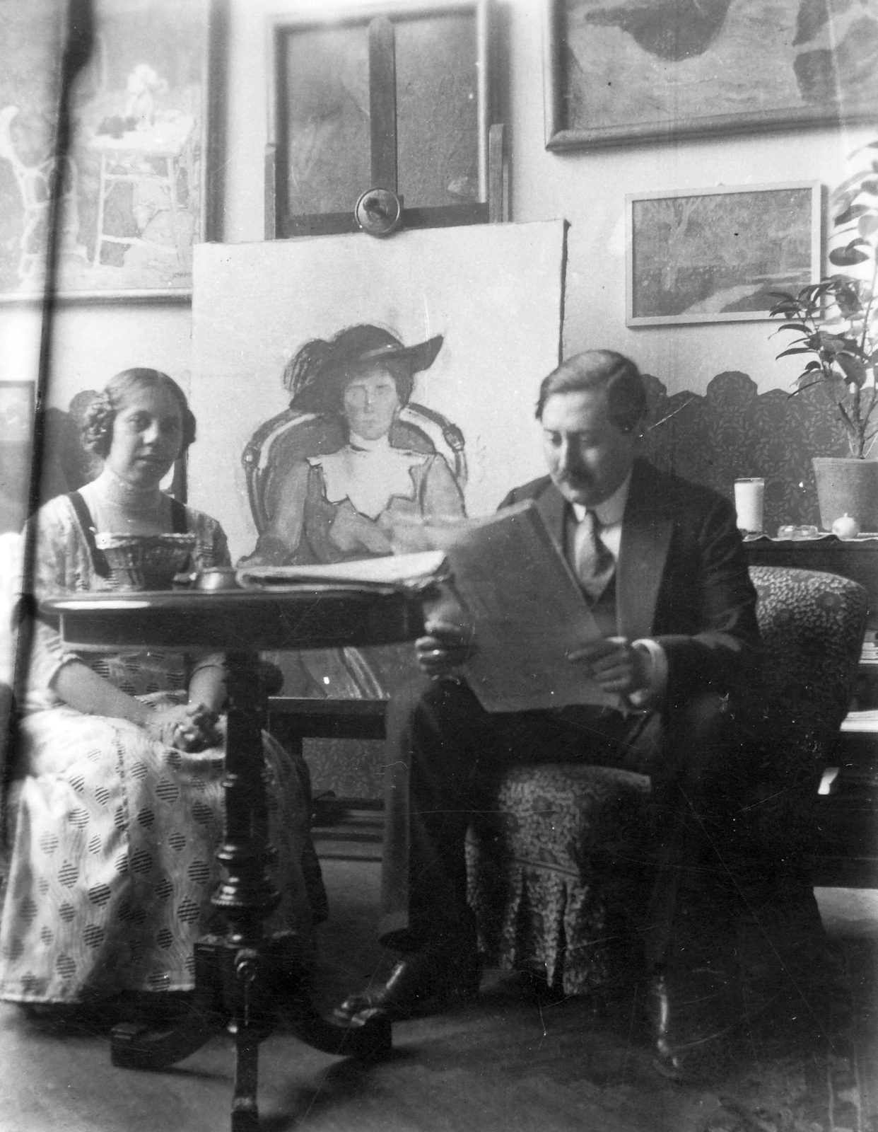 Hungary, Budapest I., Attila út 35. (Attila körút 2.), Lakatos Artúr festő és iparművész, feleségével, Visy Erzsébettel. Középen Visy Masa portréja látható., 1912, Lakatos Mária, studio, painting, Budapest, three people, reading, Fortepan #22044