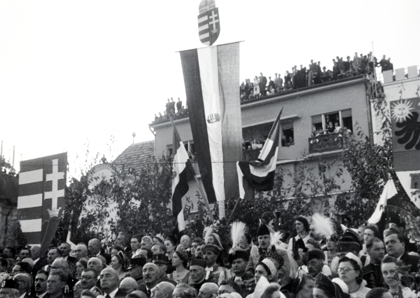 1940, Kádár Attila, Szandtner Egon, tömeg, címer, bevonulás, zászlódísz, Fortepan #220440