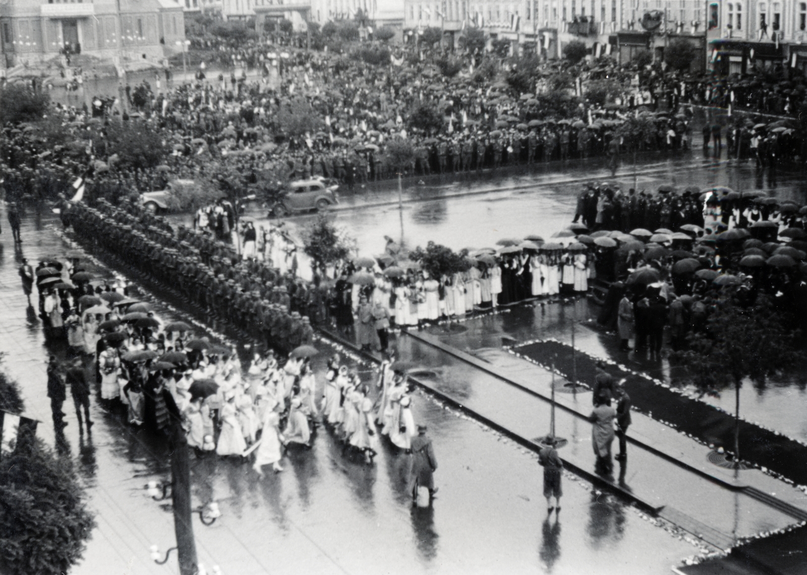 Románia,Erdély, Marosvásárhely, Rózsák tere (Piata Trandafirilor, ekkor Széchenyi tér), balra az Ortodox Székesegyház. A felvétel 1940. szeptember 16-án a kormányzói fogadó ünnepségen készült., 1940, Kádár Attila, Szandtner Egon, Fortepan #220442