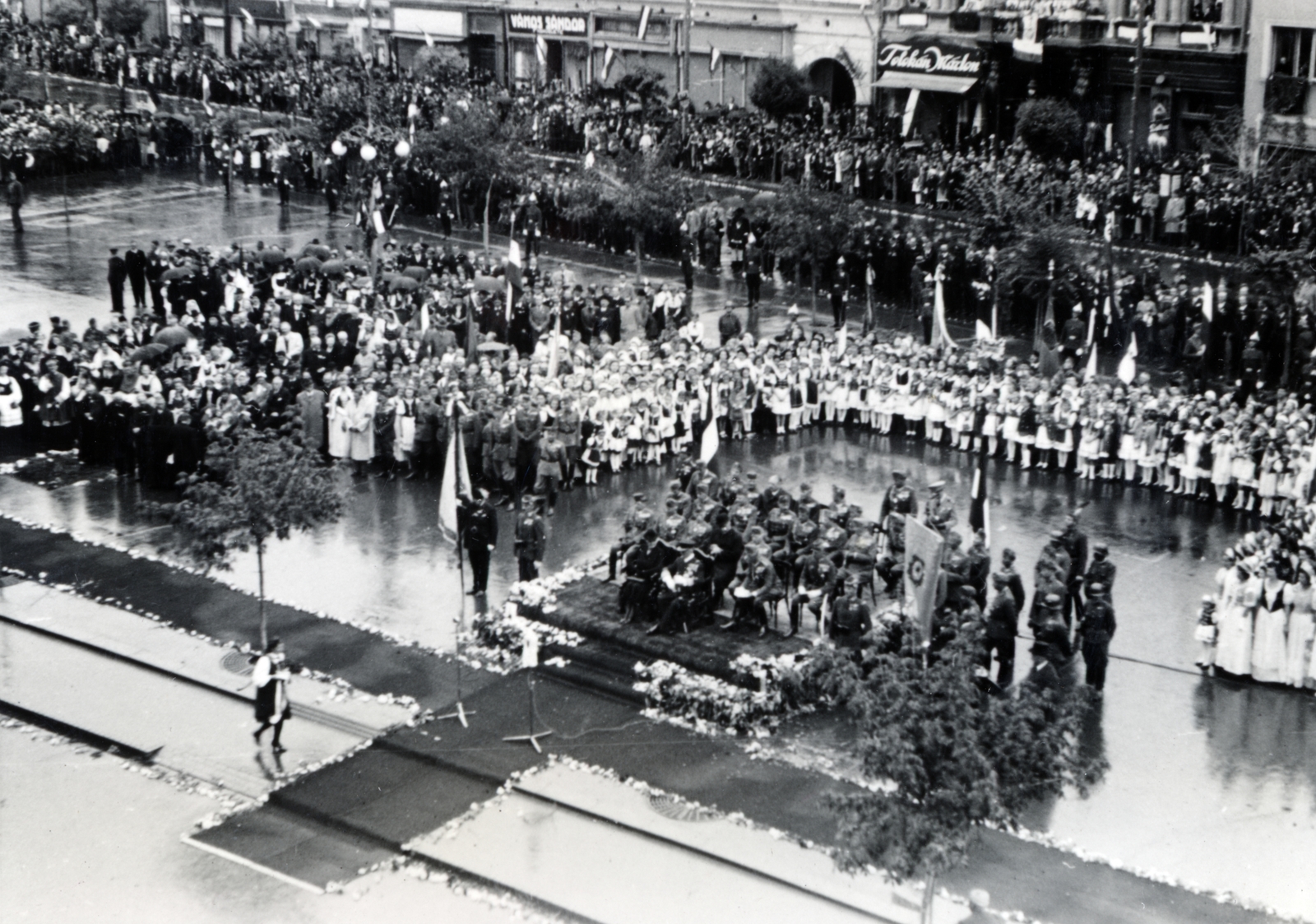 Románia,Erdély, Marosvásárhely, Marosvásárhely Rózsák tere (Piata Trandafirilor, ekkor Széchenyi tér). A felvétel 1940. szeptember 16-án a kormányzói fogadó ünnepségen készült a magyar csapatok bevonulása idején., 1940, Kádár Attila, Szandtner Egon, bevonulás, tribün, Fortepan #220446