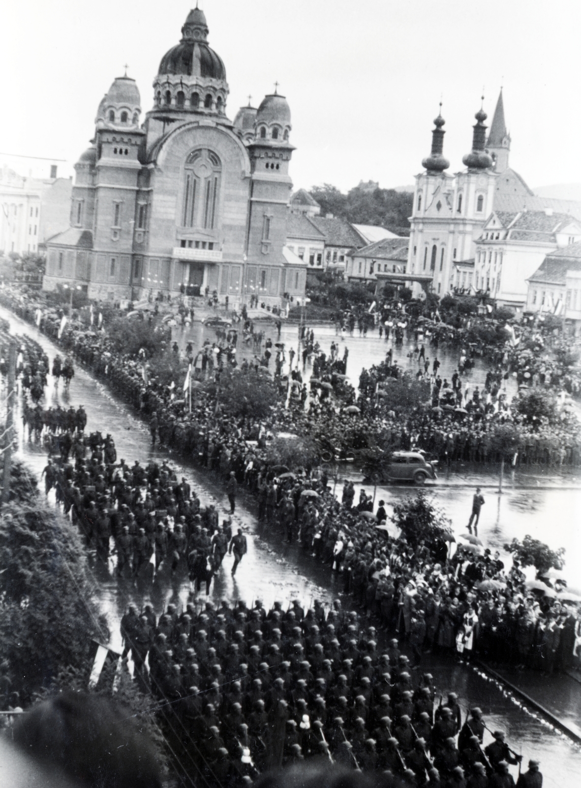 Románia,Erdély, Marosvásárhely, Rózsák tere (Piata Trandafirilor, ekkor Széchenyi tér). Szemben az Ortodox Székesegyház, jobbra a Keresztelő Szent János-templom. A felvétel 1940. szeptember 16-án a kormányzói fogadó ünnepségen készült a magyar csapatok bevonulása idején., 1940, Kádár Attila, Szandtner Egon, Fortepan #220447