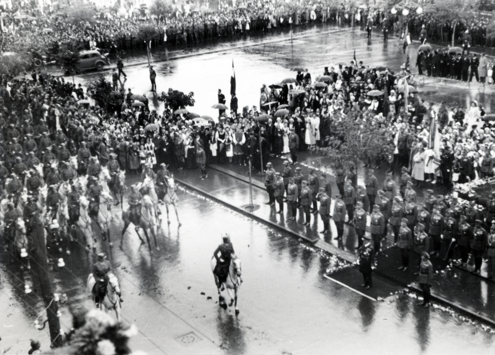 Románia,Erdély, Marosvásárhely, Marosvásárhely Rózsák tere (Piata Trandafirilor, ekkor Széchenyi tér). A felvétel 1940. szeptember 16-án a kormányzói fogadó ünnepségen készült a magyar csapatok bevonulása idején., 1940, Kádár Attila, Szandtner Egon, Fortepan #220448
