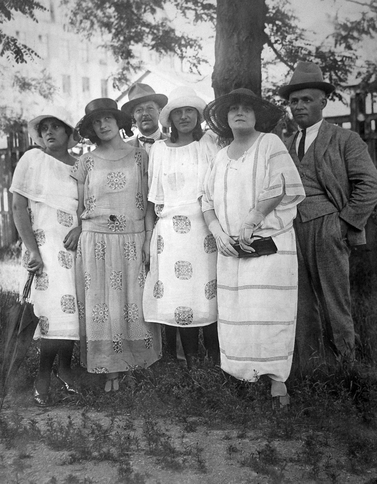 Hungary, Budapest VIII., Százados úti Művésztelep, Vass Viktor szobrászművész és családja., 1923, Lakatos Mária, art, hat, Budapest, wood, men, women, Fortepan #22045