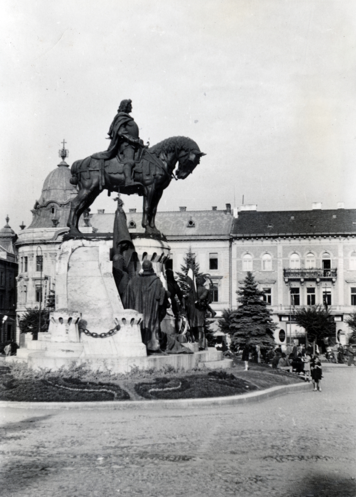 Románia,Erdély, Kolozsvár, Fő tér, Hunyadi Mátyás emlékműve., 1940, Kádár Attila, Szandtner Egon, lovas szobor, Fortepan #220475