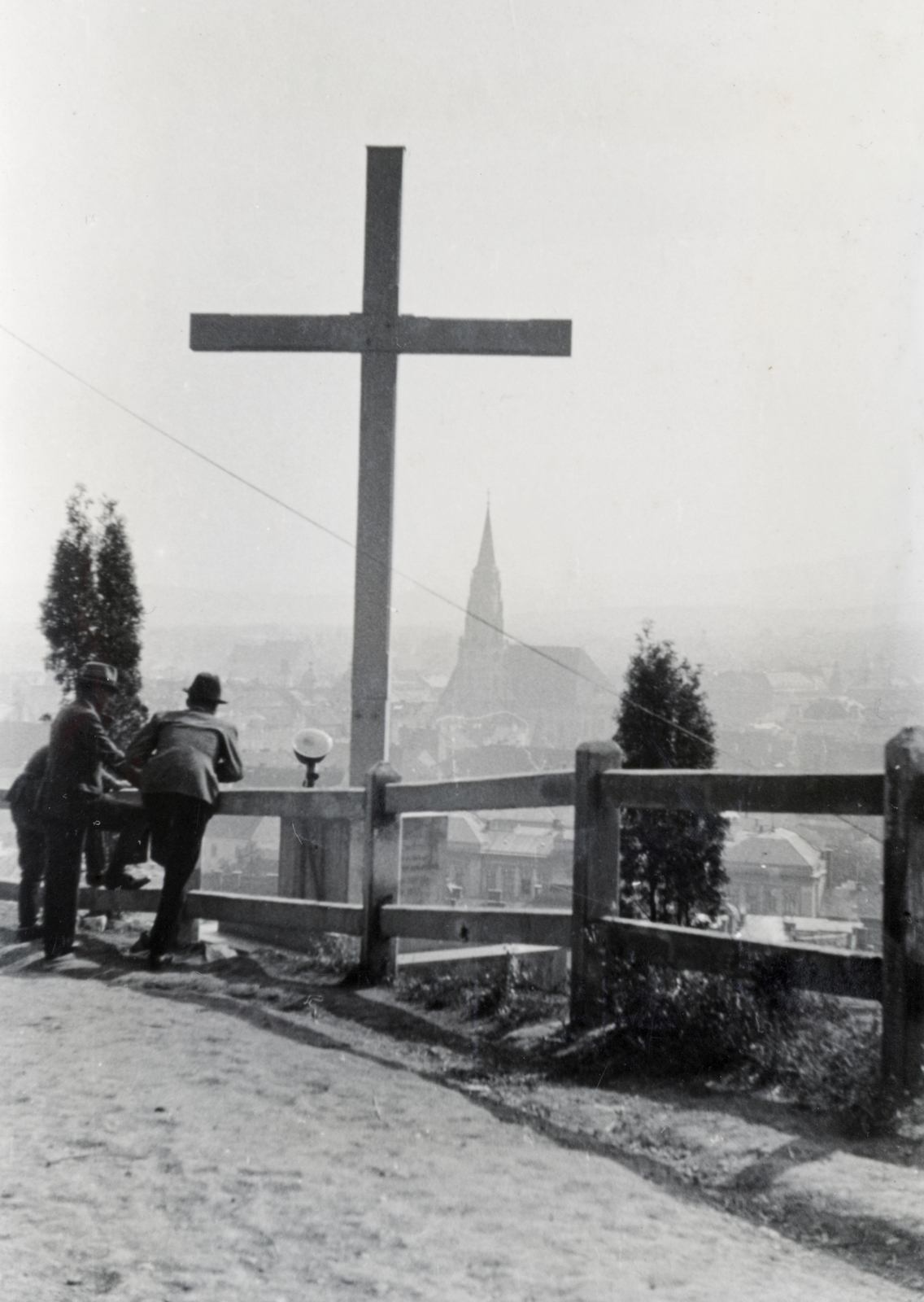 Románia,Erdély, Kolozsvár, látkép a Várhegyről, háttérben a Szent Mihály-templom., 1940, Kádár Attila, Szandtner Egon, kereszt_jelkép, Fortepan #220480
