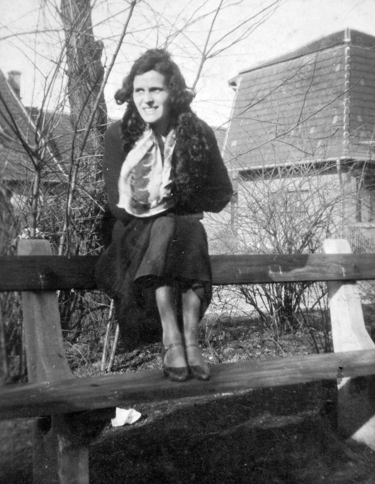 Hungary, Budapest VIII., Százados úti Művésztelep., 1930, Lakatos Mária, art, bench, Budapest, sitting on backrest of a bench, Fortepan #22053