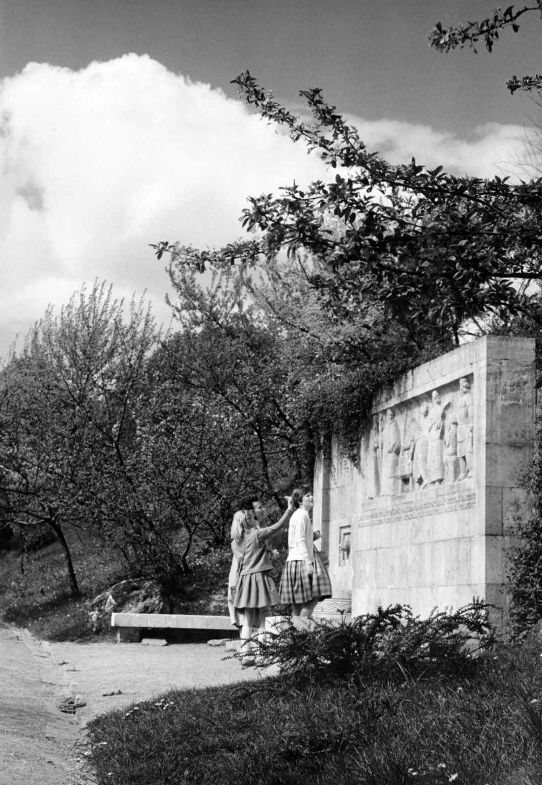 Magyarország, Budapest XI., sétány a Sziklatemplom felett, Szent Gellért-kút (kő dombormű, Medgyessy Ferenc, 1942.)., 1961, Sólyi Ilona, Budapest, Fortepan #220566