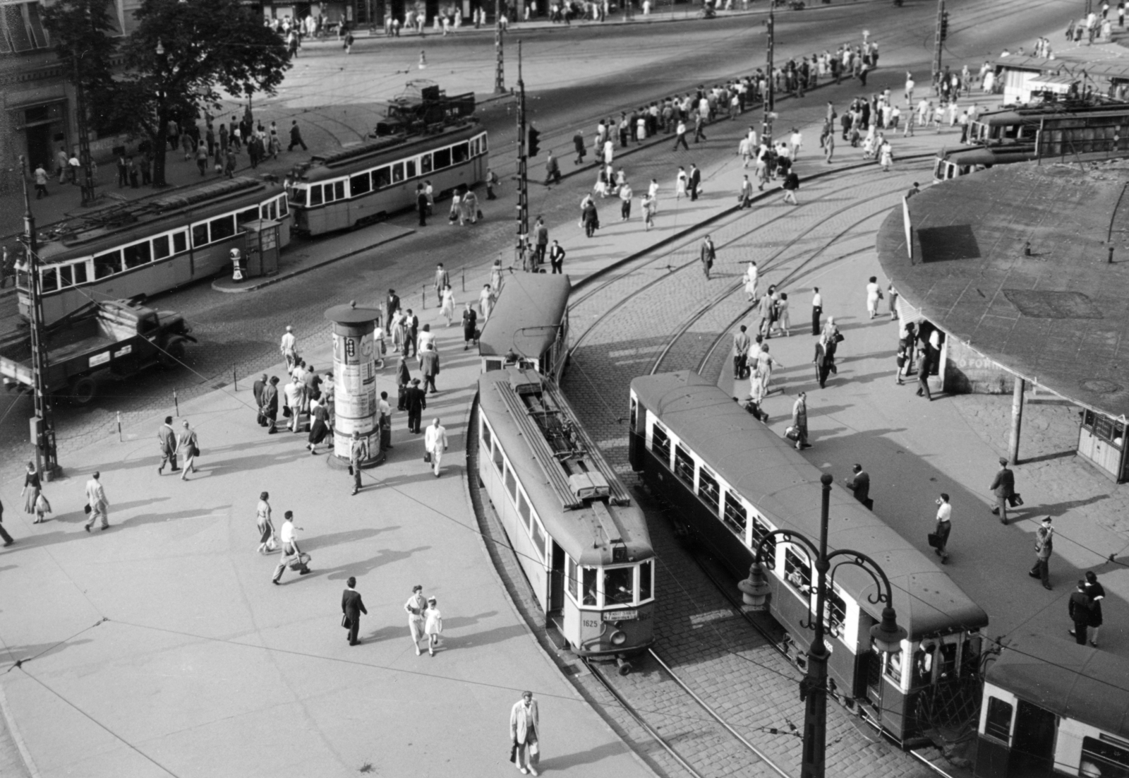 Magyarország, Budapest XI., Móricz Zsigmond körtér, balra a Bartók Béla út - Villányi út sarkán álló ház látható., 1961, Sólyi Ilona, Budapest, Fortepan #220573