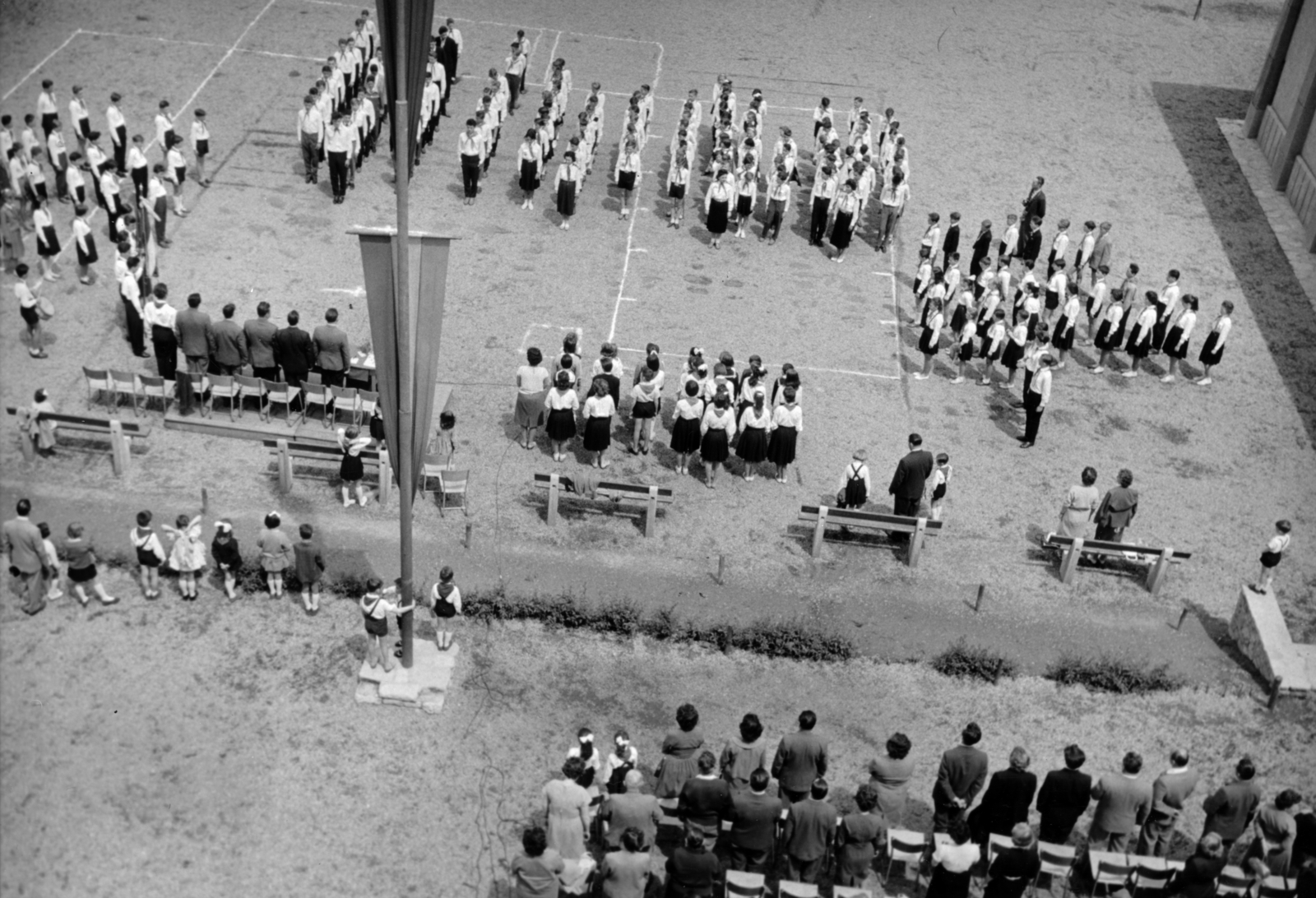 Magyarország, Budapest XI., Baranyai utca 16-18., az Általános Iskola (később Lágymányosi Bárdos Lajos Két Tanítási Nyelvű Általános Iskola) udvara., 1961, Sólyi Ilona, Budapest, felülnézet, ünnepség, Fortepan #220618
