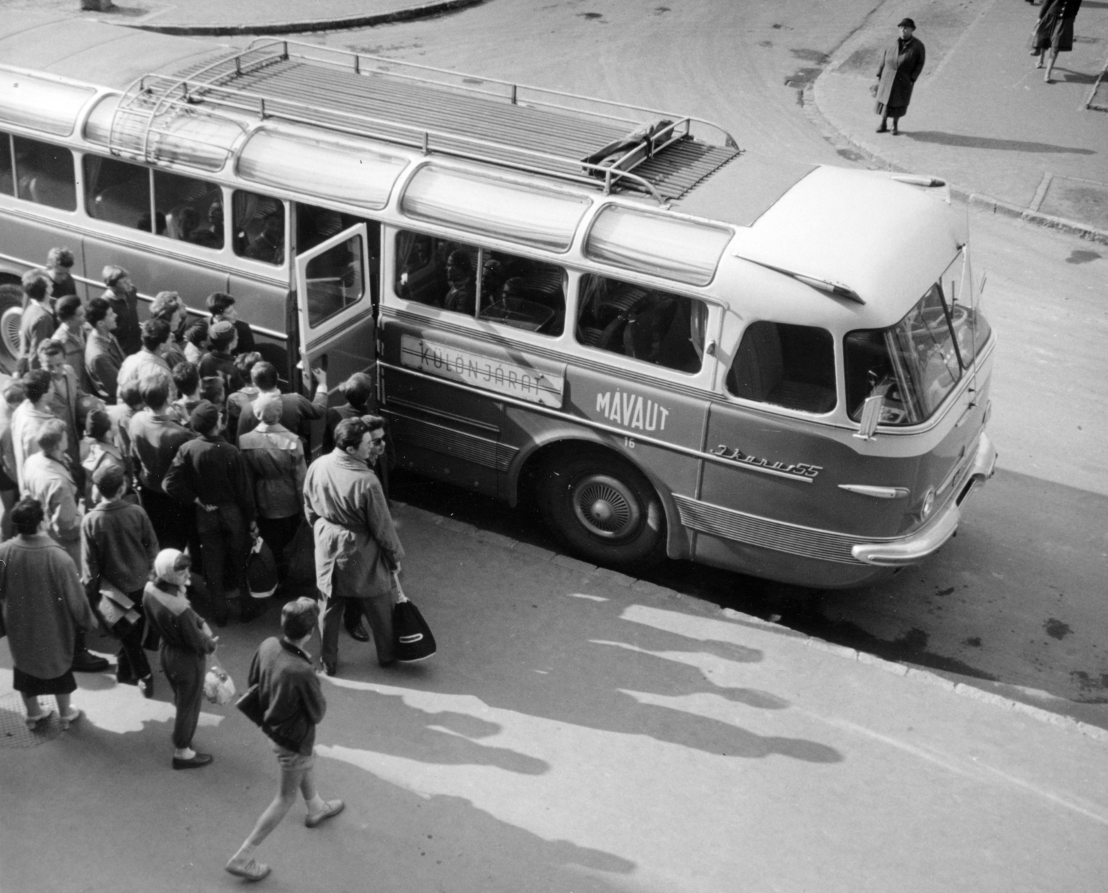 Magyarország, Budapest XI., Baranyai utca 16-18., az Általános Iskola (később Lágymányosi Bárdos Lajos Két Tanítási Nyelvű Általános Iskola) előtti járda, szemben az Erőmű utca torkolata., 1961, Sólyi Ilona, autóbusz, Ikarus-márka, MÁVAUT-szervezet, Ikarus 55, Budapest, Fortepan #220619