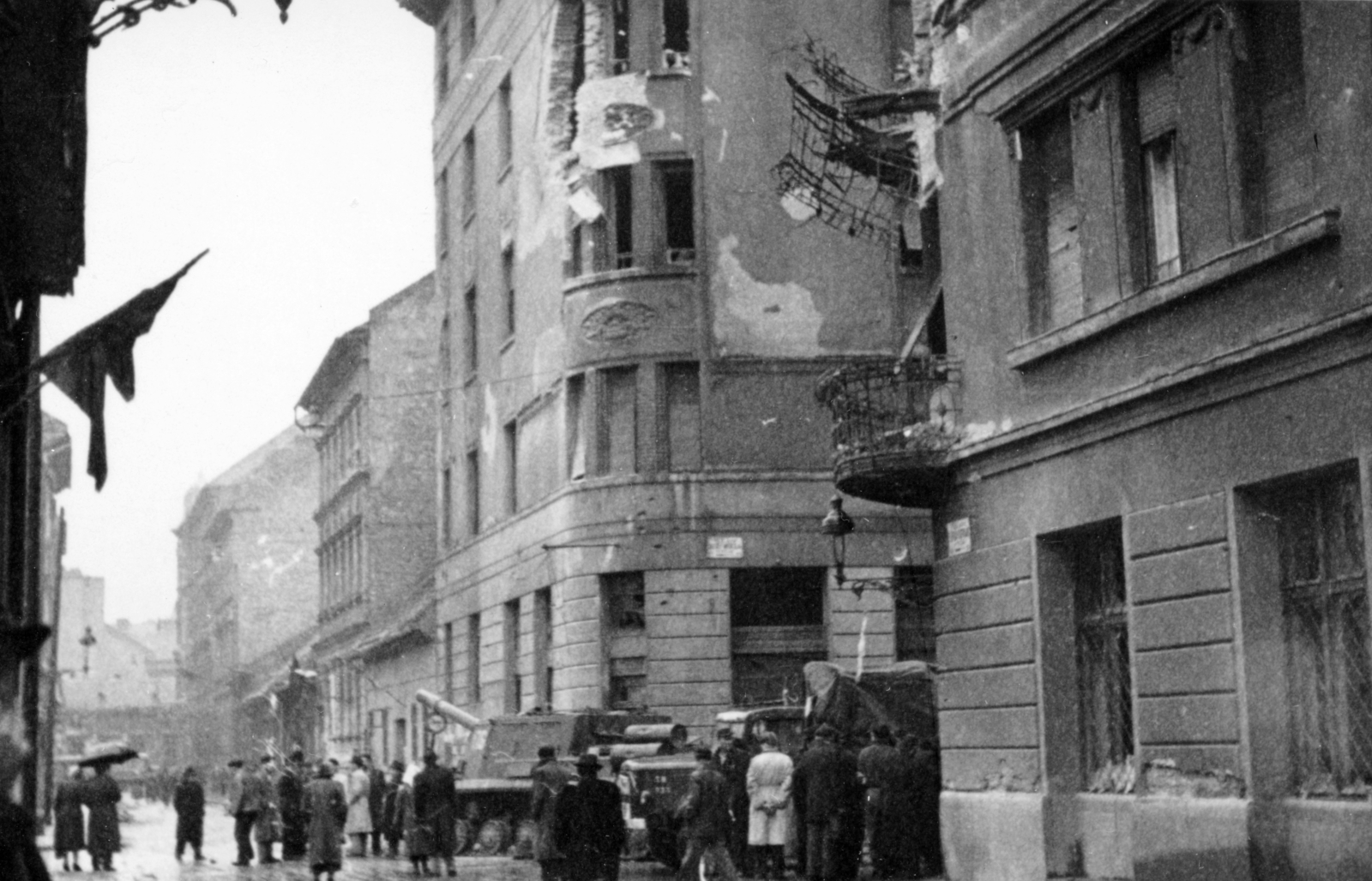 Magyarország, Budapest VIII., Fecske (Lévai Oszkár) utca - Déri Miksa utca kereszteződése. Harcképtelenné tett ISZU-152-es szovjet rohamlöveg., 1956, Zajti Ferenc, Budapest, csoportosulás, forradalom, ISZU-152 rohamlöveg, Fortepan #220634