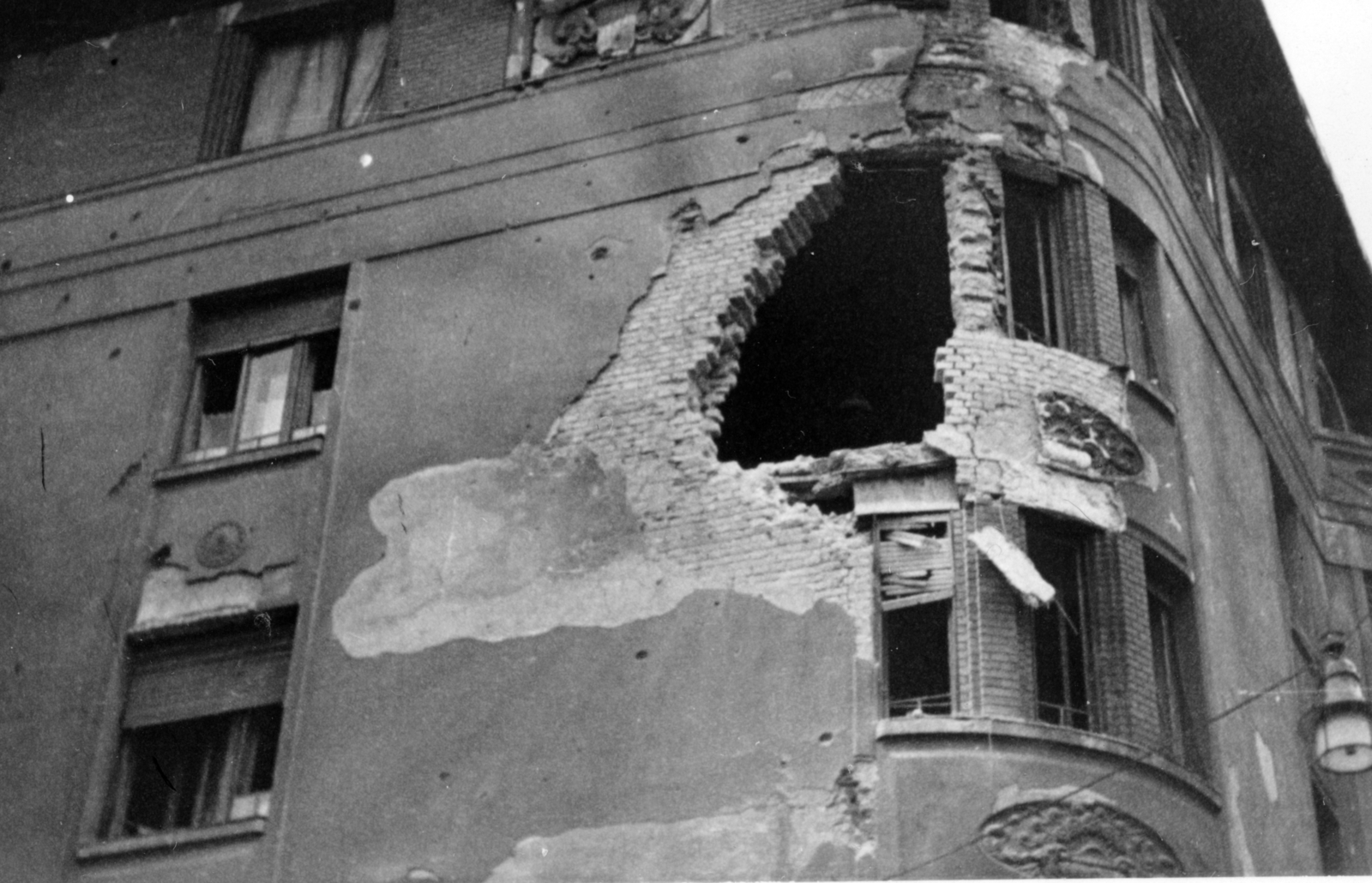 Hungary, Budapest VIII., a Déri Miksa utca 15. számú ház a Fecske (Lévai Oszkár) utca sarkán., 1956, Zajti Ferenc, Budapest, damaged building, revolution, Fortepan #220636