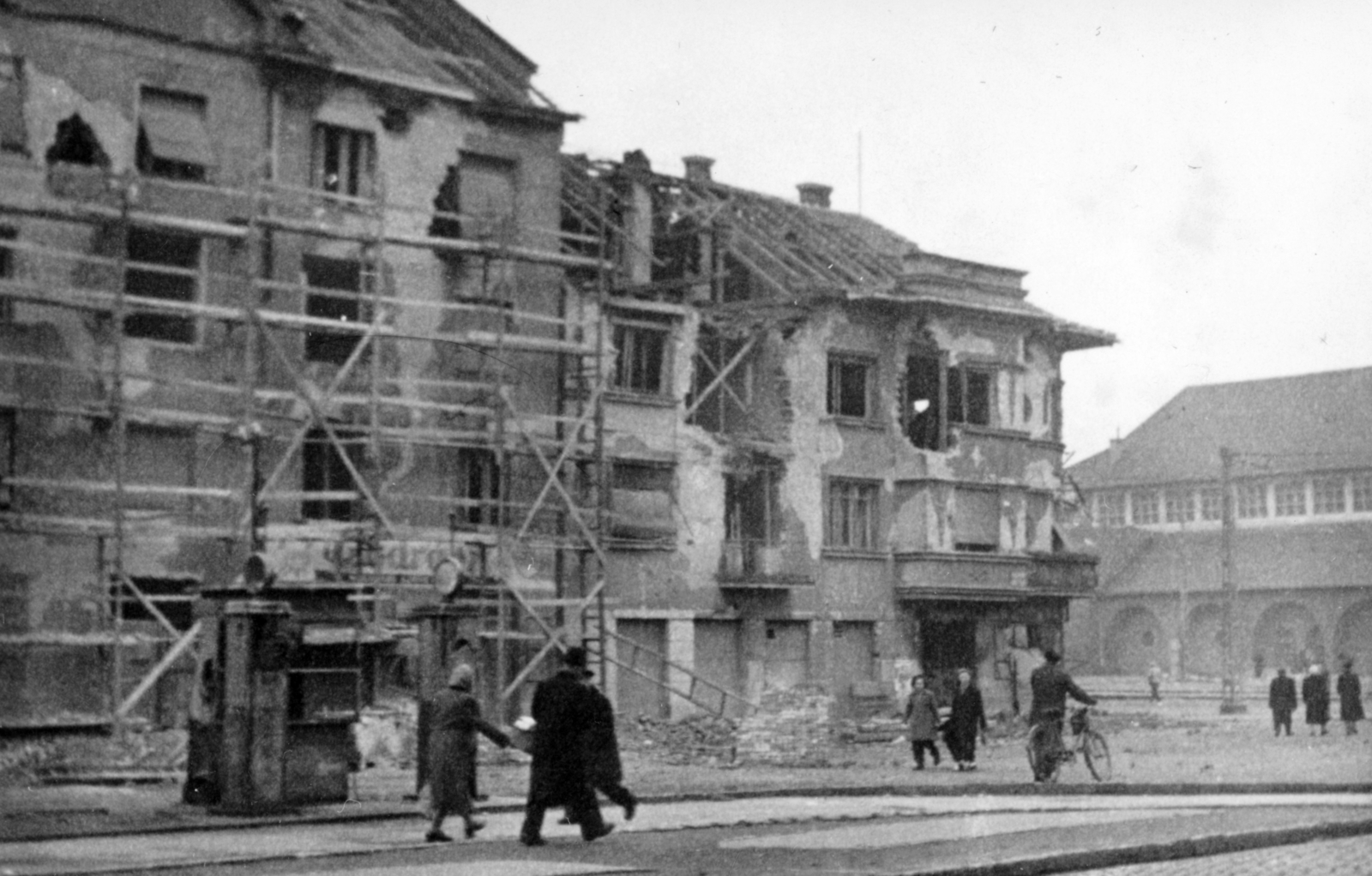 Hungary, Budapest XIV., Nagy Lajos király útja 139. és 137. számú ház, jobbra a Bosnyák téri Páduai Szent Antal-templom., 1956, Zajti Ferenc, Budapest, damaged building, scaffolding, revolution, Fortepan #220637
