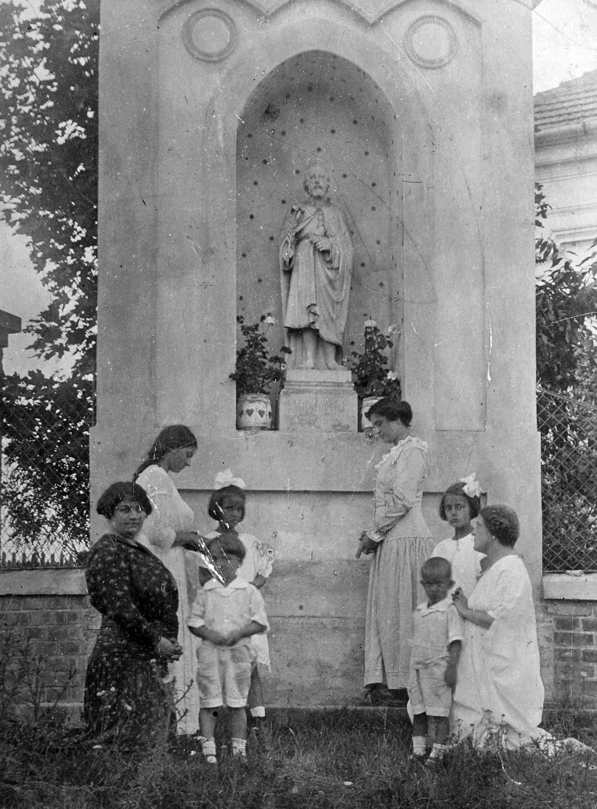 Austria, Elisabethgasse 13., a szoborfülkében Szent József szobra., 1912, Lakatos Mária, religion, sculpture, tableau, prayer, kneeling, Fortepan #22068