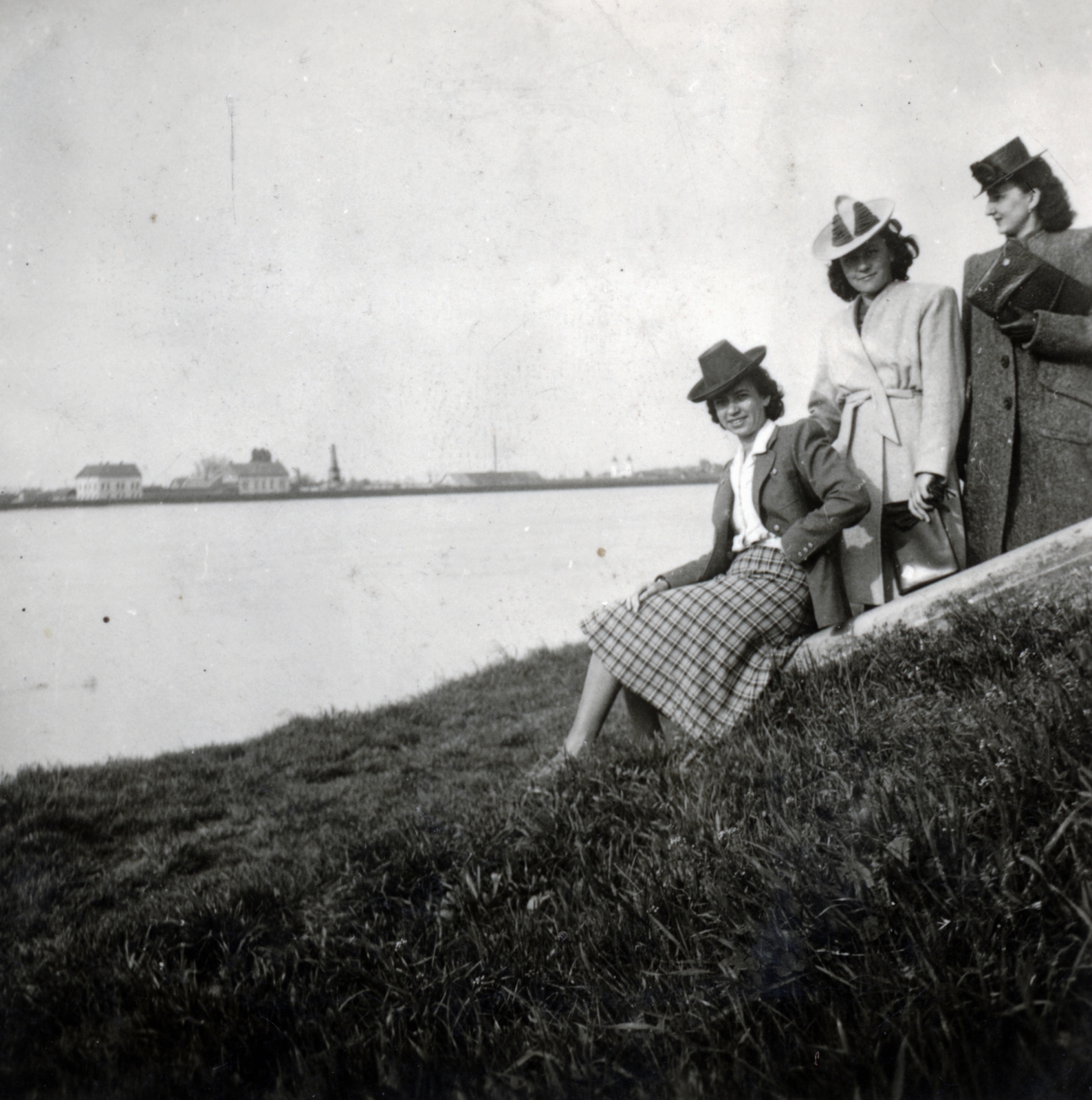 Hungary, Újszeged, Szeged, a felvétel a Bertalan Emlékmű lábánál készült. Háttérben a szegedi Petőfi (Somogyi) telepi Jézus Szíve-templom tornyai., 1939, Garamvölgyi Lajos, women, shore, hat, Fortepan #220745