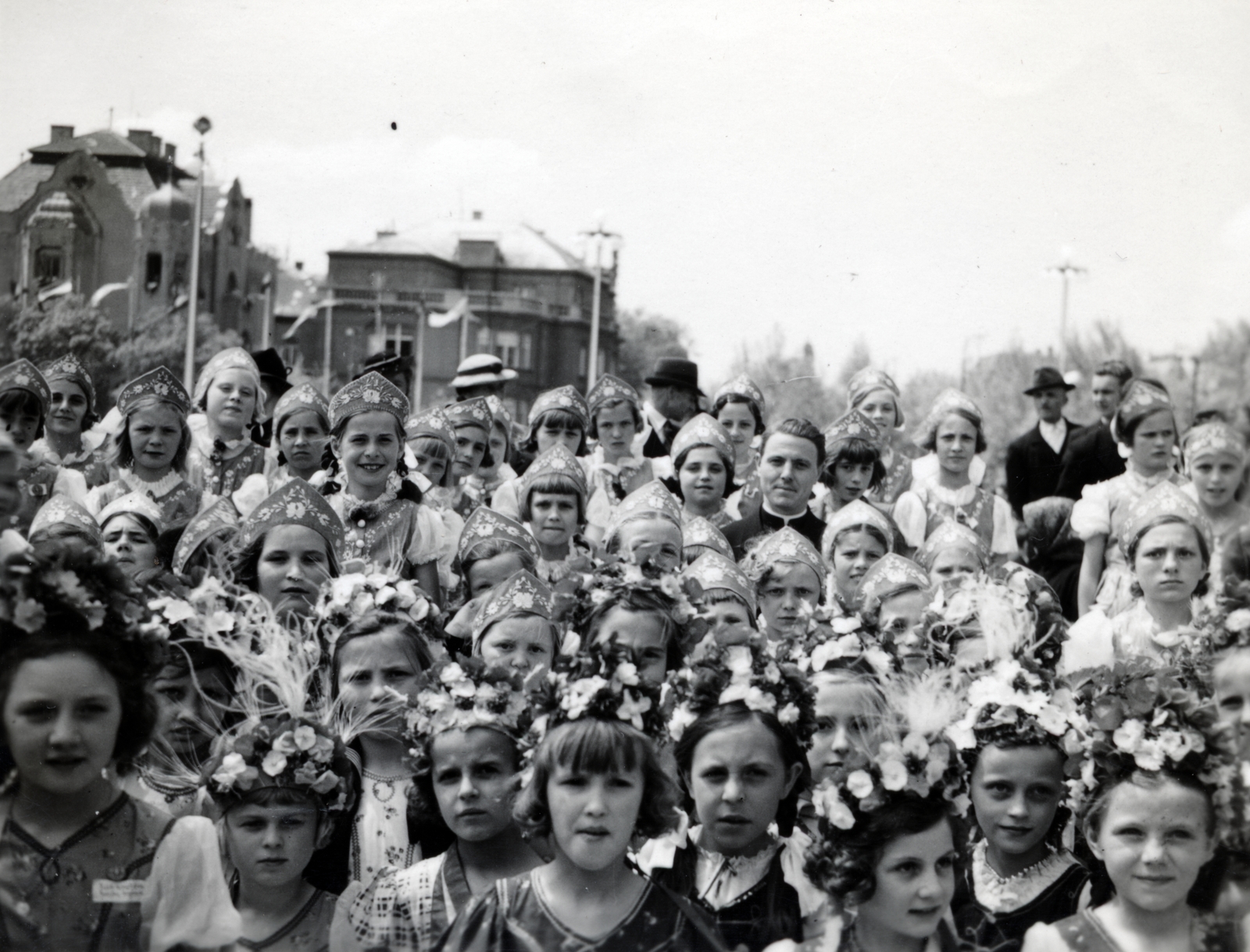 Hungary, Budapest XIV., Hősök tere, Eucharisztikus Világkongresszus, népviseletbe öltözött lányok csoportja. Háttérben a Dózsa György (Aréna) út - Andrássy út találkozásánál álló épületek látszanak., 1938, Garamvölgyi Lajos, Budapest, Fortepan #220751