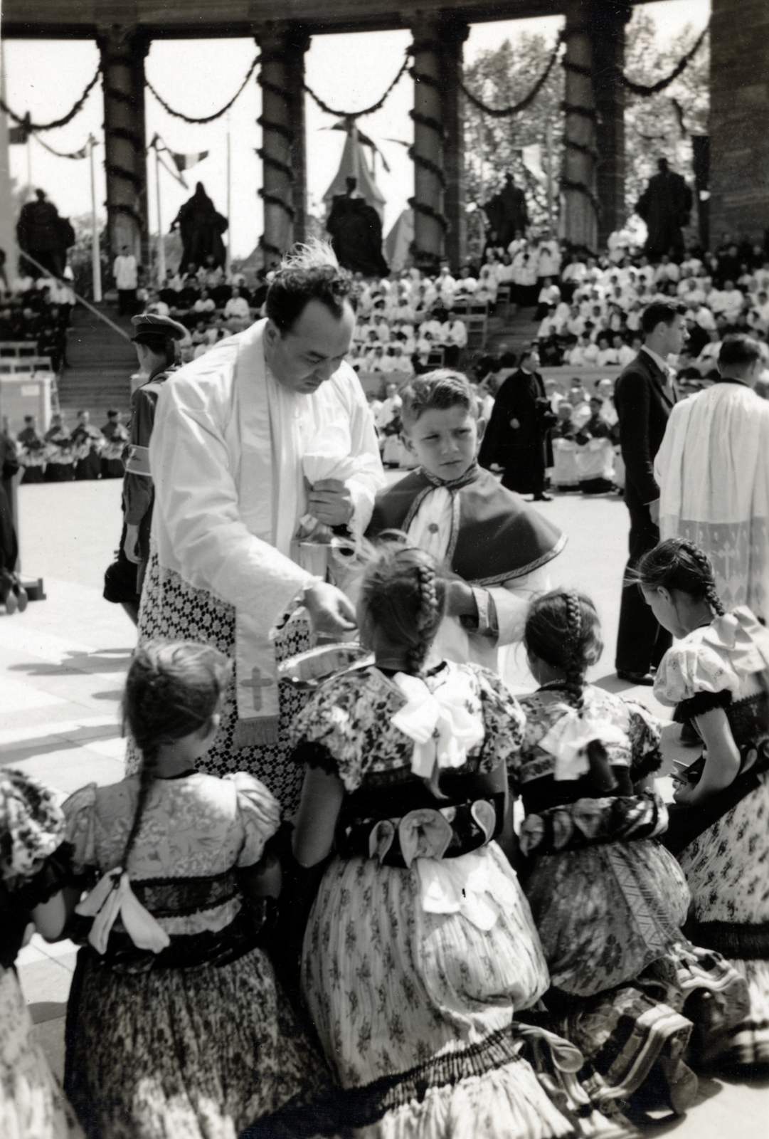 Hungary, Budapest XIV., Hősök tere, Eucharisztikus Világkongresszus, matyó népviseletbe öltözött lányok áldozása., 1938, Garamvölgyi Lajos, Budapest, Fortepan #220752