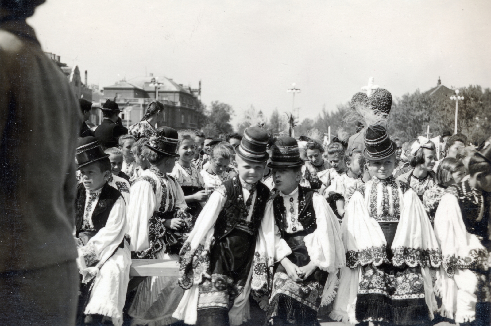 Hungary, Budapest XIV., Hősök tere, Eucharisztikus Világkongresszus, fiúk és lányok matyó népviseletben. Háttérben a Dózsa György (Aréna) út - Andrássy út találkozásánál álló épületek látszanak., 1938, Garamvölgyi Lajos, Budapest, Fortepan #220754