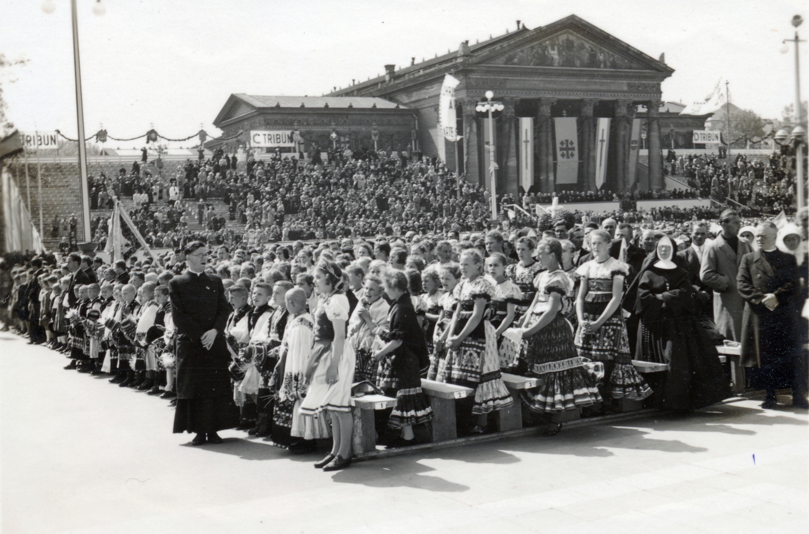Magyarország, Budapest XIV., Hősök tere, Eucharisztikus Világkongresszus, fiúk és lányok matyó népviseletben. Háttérben a Műcsarnok., 1938, Garamvölgyi Lajos, Budapest, Matyó népviselet, apáca, reverenda, magyar ruha, Fortepan #220755
