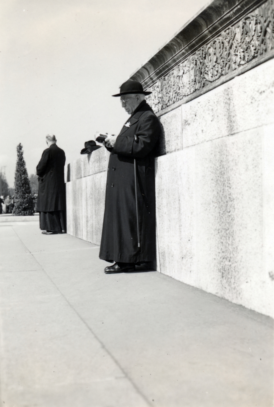 Hungary, Budapest XIV., Hősök tere, Millenniumi emlékmű. talapzata az Eucharisztikus Világkongresszus idején., 1938, Garamvölgyi Lajos, Budapest, Best of, solitude, reading, Fortepan #220765