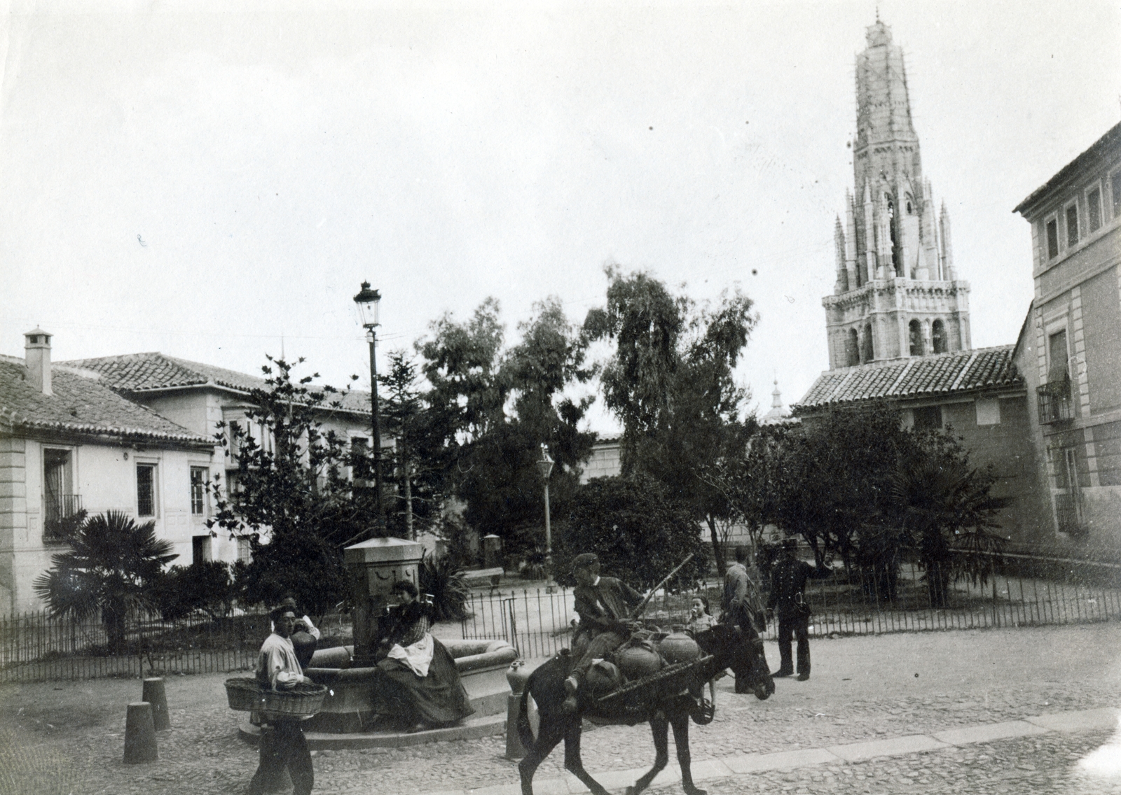 Spanyolország, Toledo, Plaza Padre Juan de Mariana, háttérben a katedrális., 1915, Jakucs János, Honti család, ivókút, szamár, templom, kosár, lámpaoszlop, Fortepan #220773