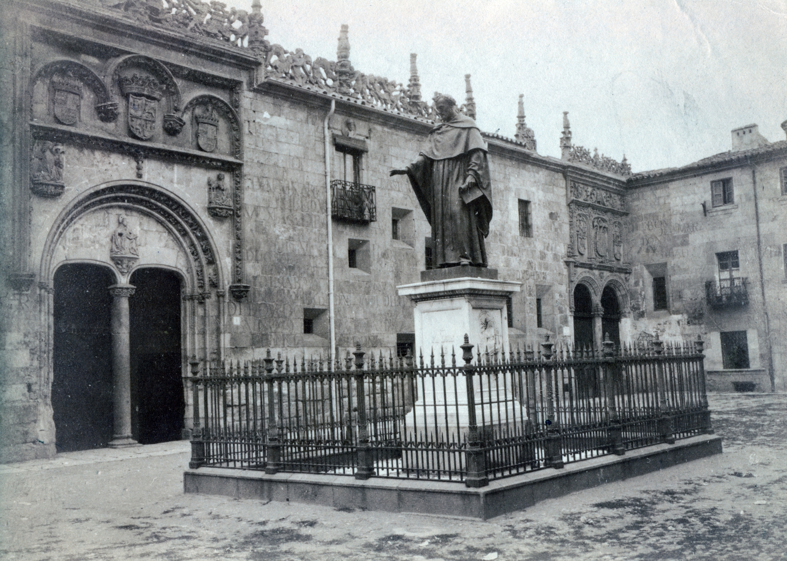 Spain, az egyetem udvara (Patio de Escuelas), Fray Luis de León szobra., 1915, Jakucs János, sculpture, fence, Fortepan #220774