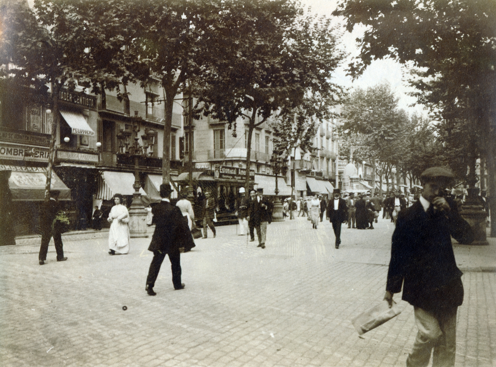 Spain, Barcelona, Rambla dels Caputxins (Rambla del Centro) a Rambla de Sant Josep (Rambla de San José) felé nézve, szemben a Carrer de l'Hospital (Calle del Hospital) torkolata., 1915, Jakucs János, street view, pedestrian, Fortepan #220798