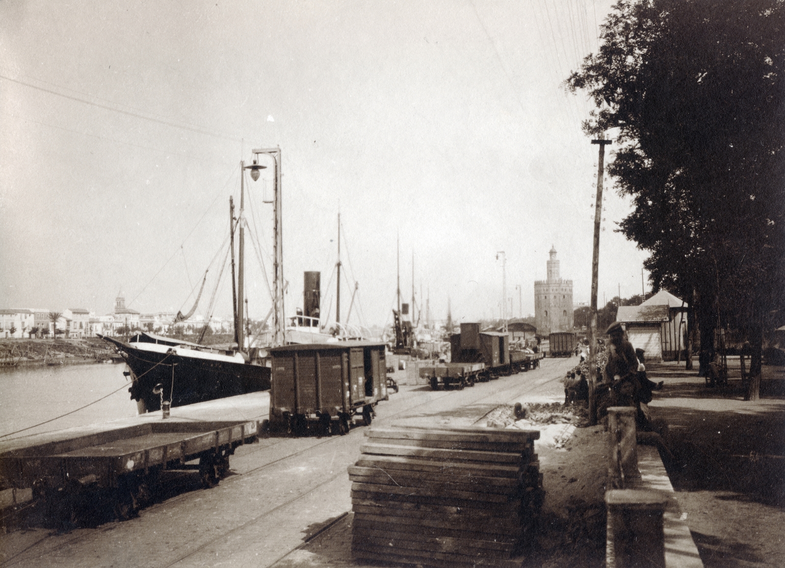 Spain, a XIII. Alfonz-csatorna (Canal de Alfonso XIII) partja, jobbra a háttérben a Torre del Oro., 1915, Jakucs János, Fortepan #220802