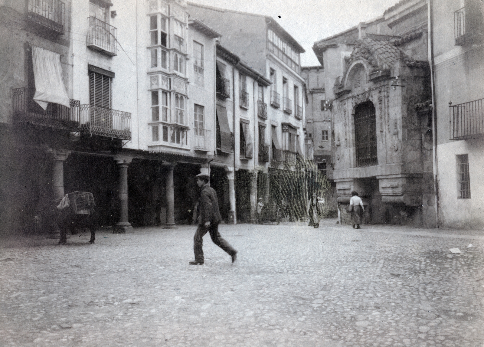 Spain, Plaza del Corrillo, jobbra a Tours-i Szent Márton-templom (Iglesia de San Martín de Tours) nyugati szentély (camarín)., 1915, Jakucs János, archway, Fortepan #220822
