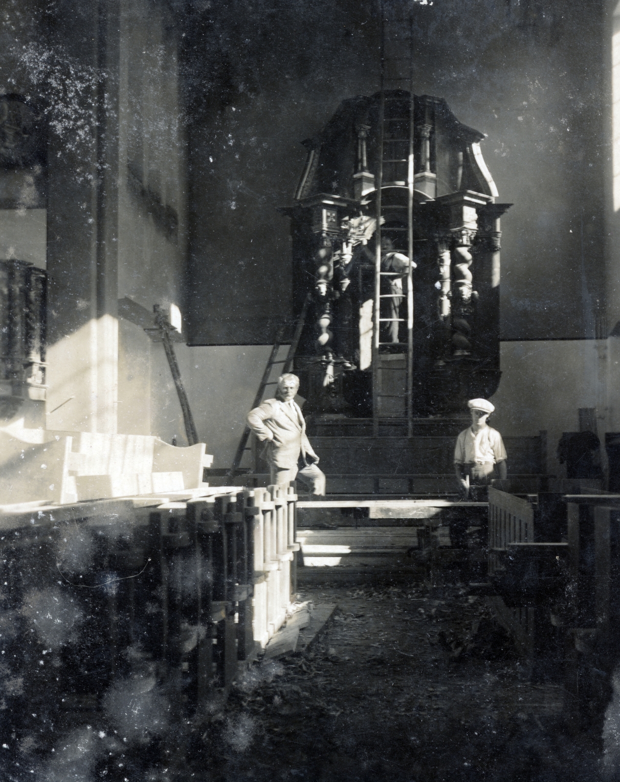Slovakia, evangélikus templom, balra a barokk szószék részlete, jobbra a barokk oltár látható., 1928, Matthaeidesz Konrád, ladder, church interior, Fortepan #220854