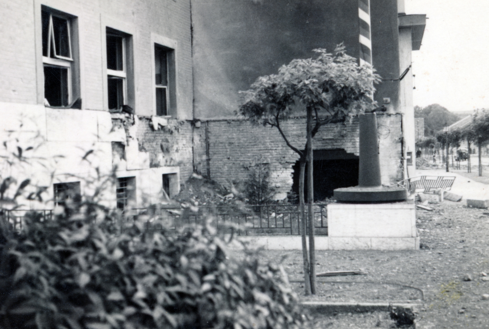 Slovakia, Košice, ulica Postová (gróf Teleki Pál utca) 18 - 20., Postapalota az 1941. június 26.-i bombázás után., 1941, Matthaeidesz Konrád, damaged building, Fortepan #220872