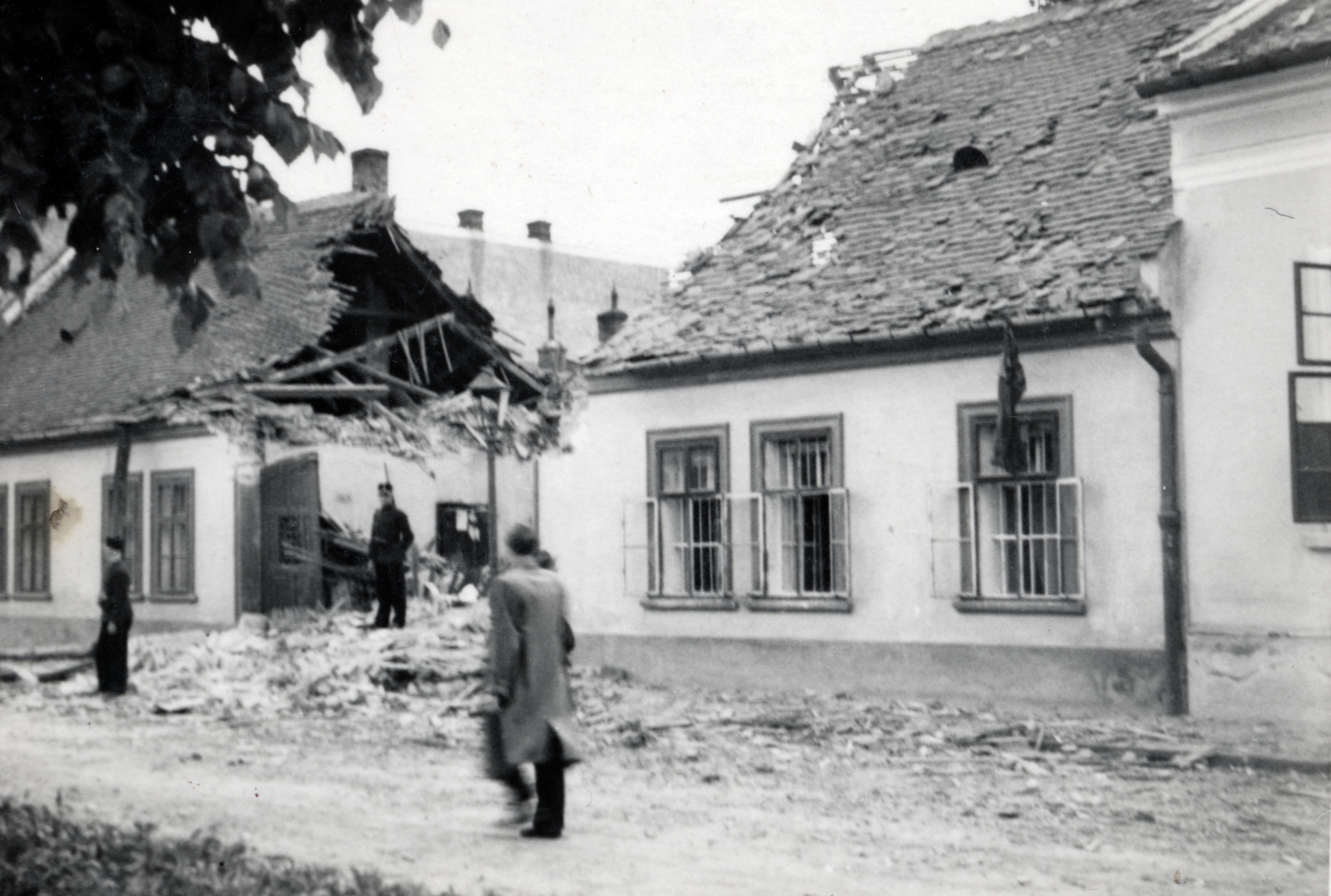 Slovakia, Košice, Bethlen Gábor körút (Kuzmányho ulica)-i házak az 1941. június 26.-i bombázás után., 1941, Matthaeidesz Konrád, damaged building, Fortepan #220873