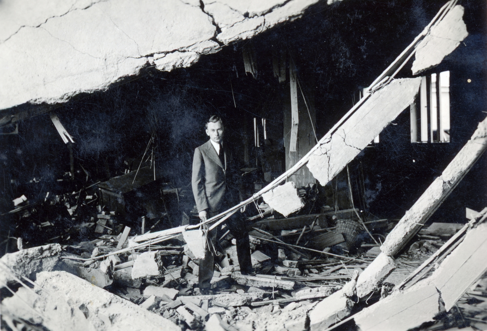 Slovakia, Košice, ulica Postová (gróf Teleki Pál utca) 18 - 20., a Postapalota helységei az 1941. június 26.-i bombázás után., 1941, Matthaeidesz Konrád, damaged building, Fortepan #220874