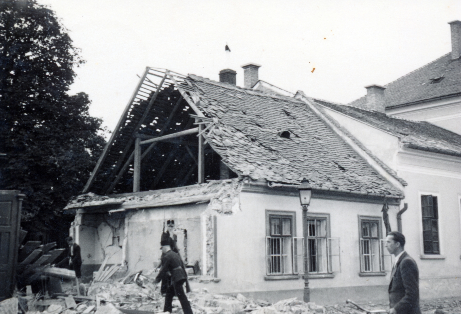Slovakia, Košice, Bethlen Gábor körút (Kuzmányho ulica)-i házak az 1941. június 26.-i bombázás után., 1941, Matthaeidesz Konrád, damaged building, Fortepan #220876