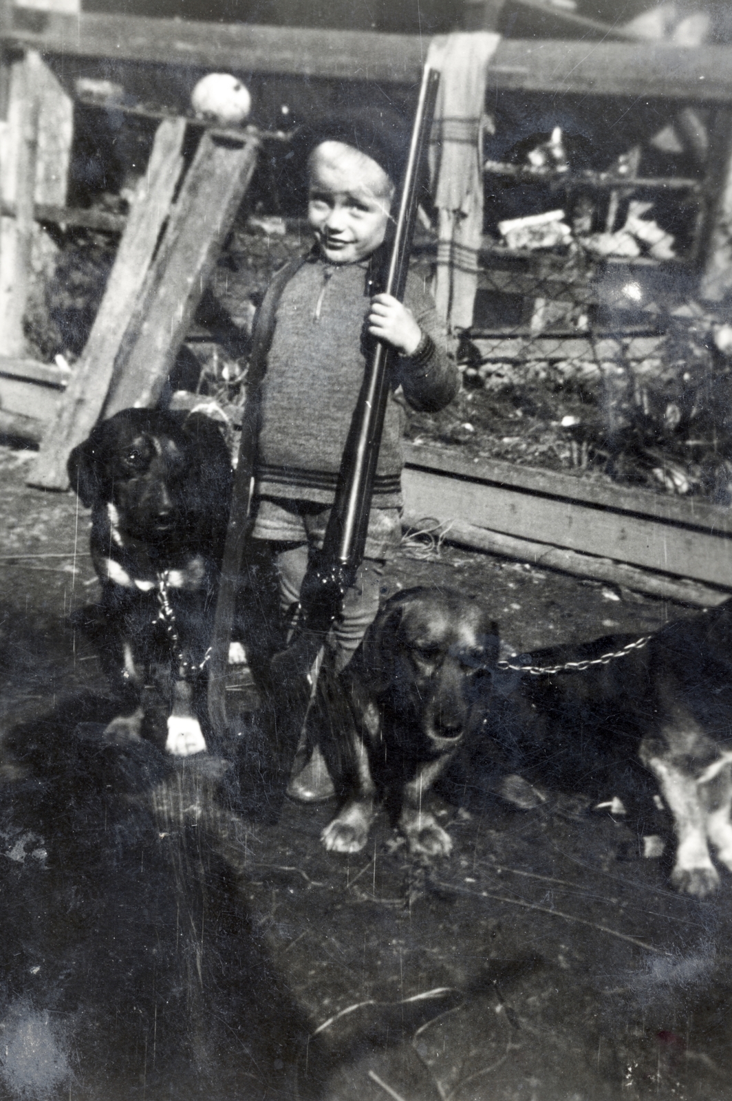 Slovakia, 1941, Matthaeidesz Konrád, kid, Dachshund, weapon, Fortepan #220884