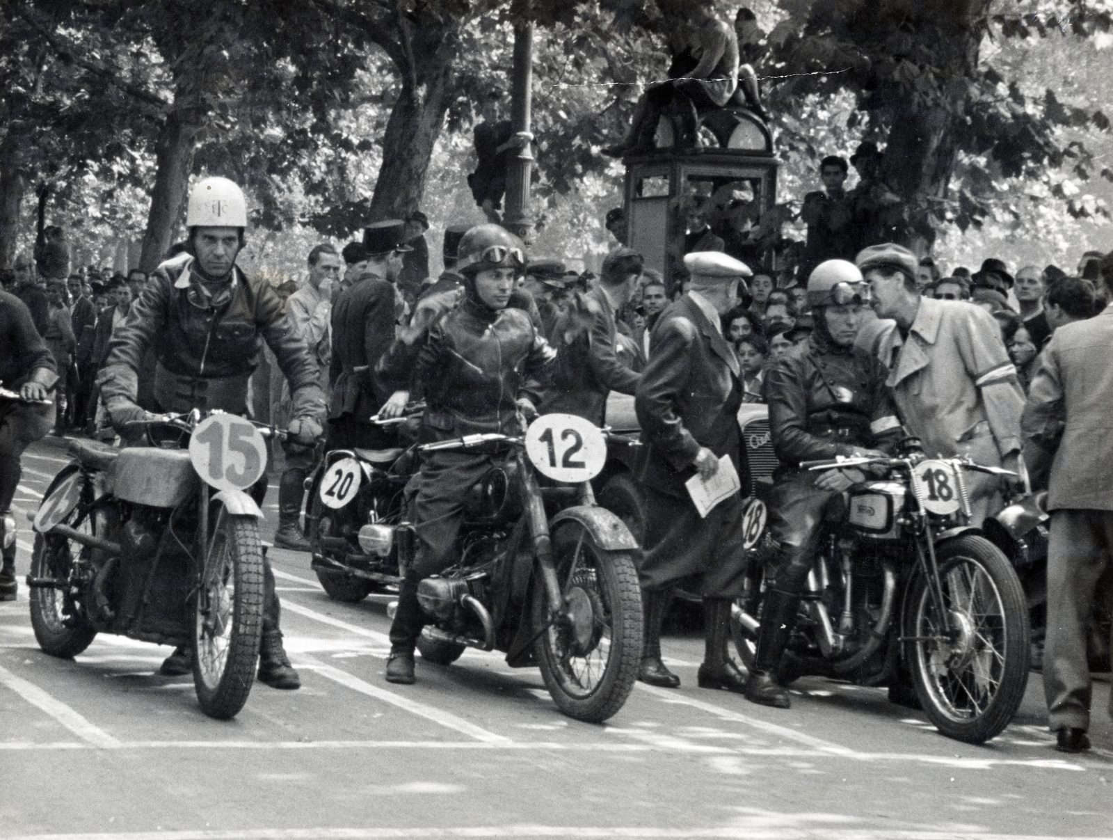 Magyarország, Városliget, Budapest XIV., 15 -ös Gutschy Károly (Gutschy Special), 12 -es Szombati Nándor BMW (ezen az álnéven Puhony Nándor indult), 18 -as Rudolf Runtsch Norton Osztrák, háttérben a 20-as számú BMW motorral Ondrik János indult. A felvétel 1945. augusztus 15-én az 500-as motorok versenyén készült., 1958, Jakucs János, Kalivoda Alajos, motorkerékpár, Budapest, rajtszám, karszalag, motorverseny, bőrdzseki, bukósisak, Fortepan #220893