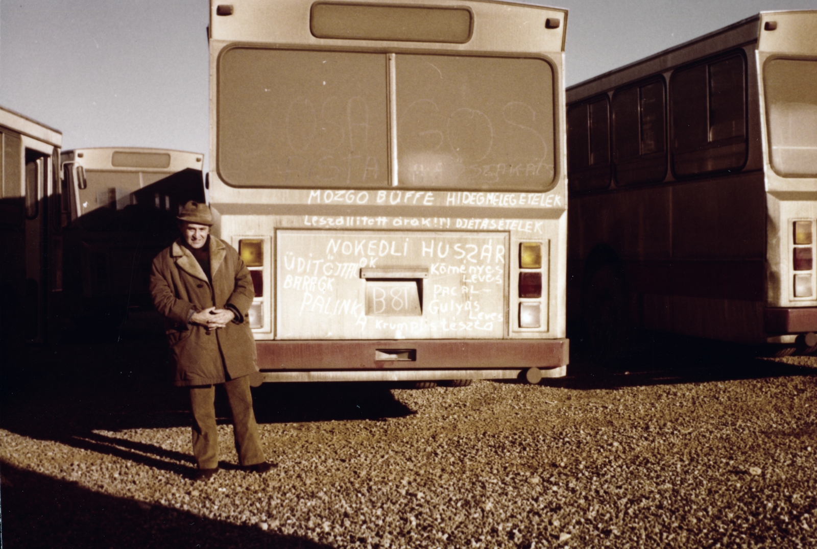 a Scania - Ikarus kooperációban ké­szült autóbuszok szállítása Irakba, a Budapest - Bagdad - Iskanderia útvonalon konvojban. A felvétel az út során készült., 1976, Jakucs János, colorful, bus, Ikarus-brand, Ikarus 553, Fortepan #220901