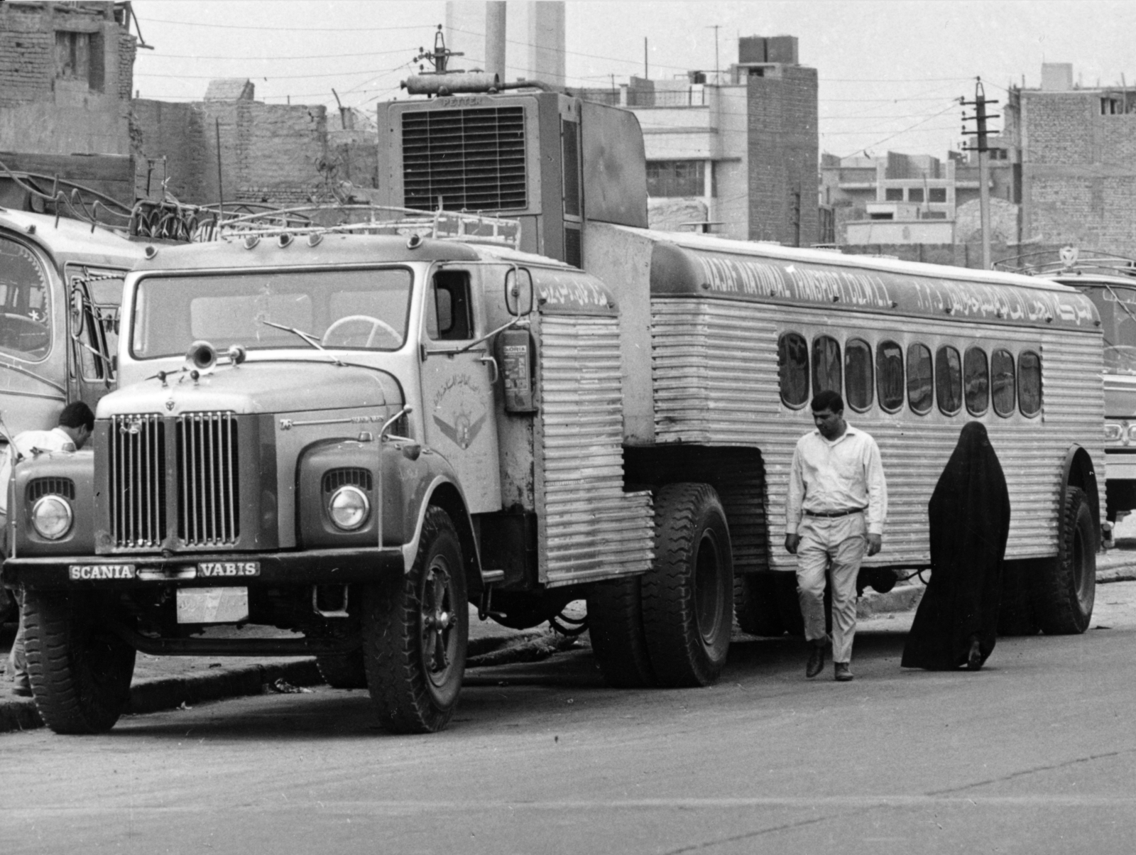 Iraq, a felvétel a Budapest - Bagdad - Iskanderia útvonalon, a Scania - Ikarus kooperációban ké­szült autóbuszok Irakba történő szállításakor készült. Az út során érdeikes látvány a sivatagi személyszállításra használt légkondicionált, nyerges szerel­vény., 1976, Jakucs János, commercial vehicle, Scania-Vabis-brand, Scania-Vabis 76 Super, Fortepan #220909