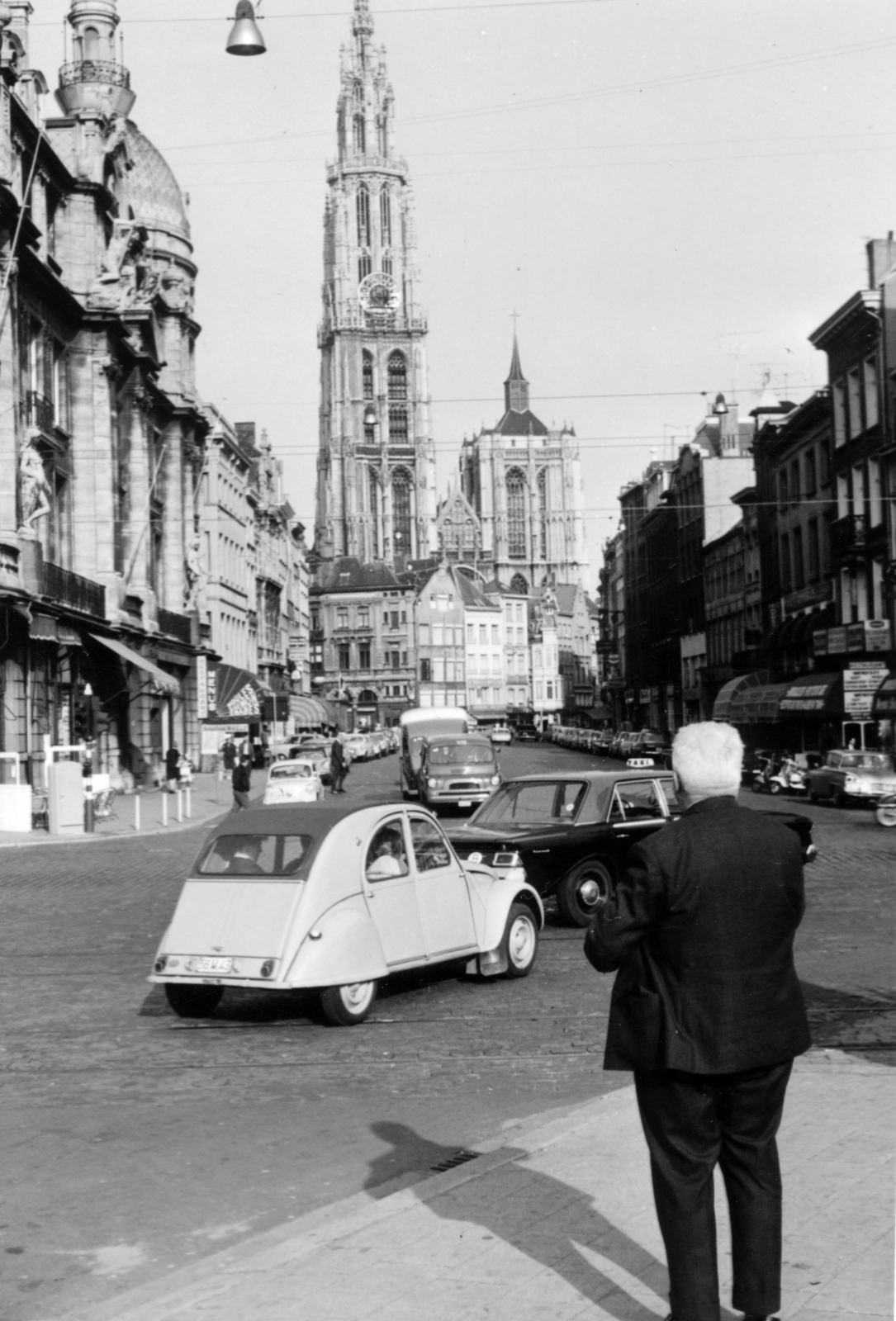 Belgium, Antwerpen, Suikerrui az Ernest Van Dijckkaai felől nézve, háttérben a Miasszonyunk-székesegyház (Onze-Lieve-Vrouwekathedraal)., 1962, Jakucs János, Kalivoda Alajos, Citroen-márka, Citroen 2CV, Fortepan #220948