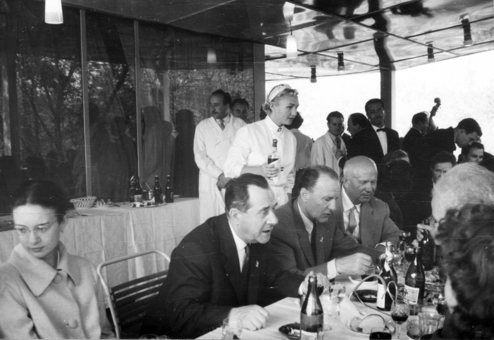 Russia, Moscow, az asztalnál Julia Hruscsova (Hruscsov unokája), Révész Géza honvédelmi miniszter, Kádár János, Nyikita Szergejevics Hruscsov. A háttérben Tódor Géza, a Mézes Mackó vezetője, ill. Lakatos Sándor és népi zenekara., 1958, Jakucs János, celebrity, politician, hospitality, table, Fortepan #220954