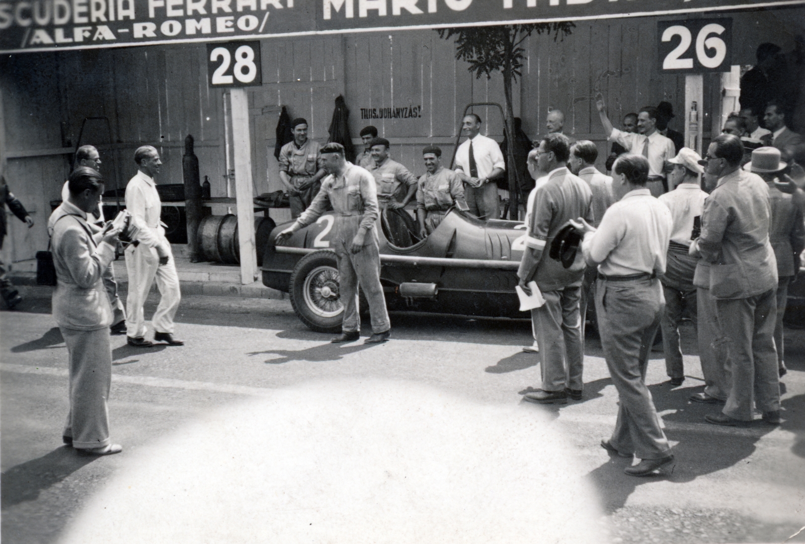 Hungary, People's Park, Budapest X., a felvétel az első ízben megrendezésre kerülő Magyar Automobil Grand Prix alkalmával készült. A Scuderia Ferrari Alfa Romeo 8C-35 típusú versenyautója a depo előtt., 1936, Jakucs János, Budapest, Fortepan #220963