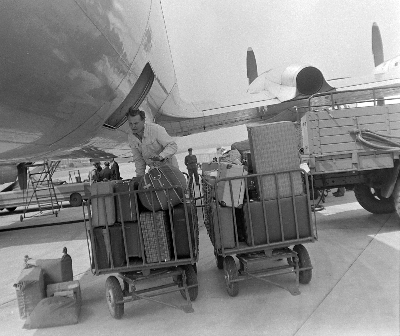Hungary, Ferihegy (now - Ferenc Liszt) International Airport, Budapest XVIII., MALÉV IL-18 típusú repülőgép., 1966, MHSZ, transport, Soviet brand, airplane, airport, Ilyushin-brand, Hungarian Airlines, Budapest, Fortepan #22104