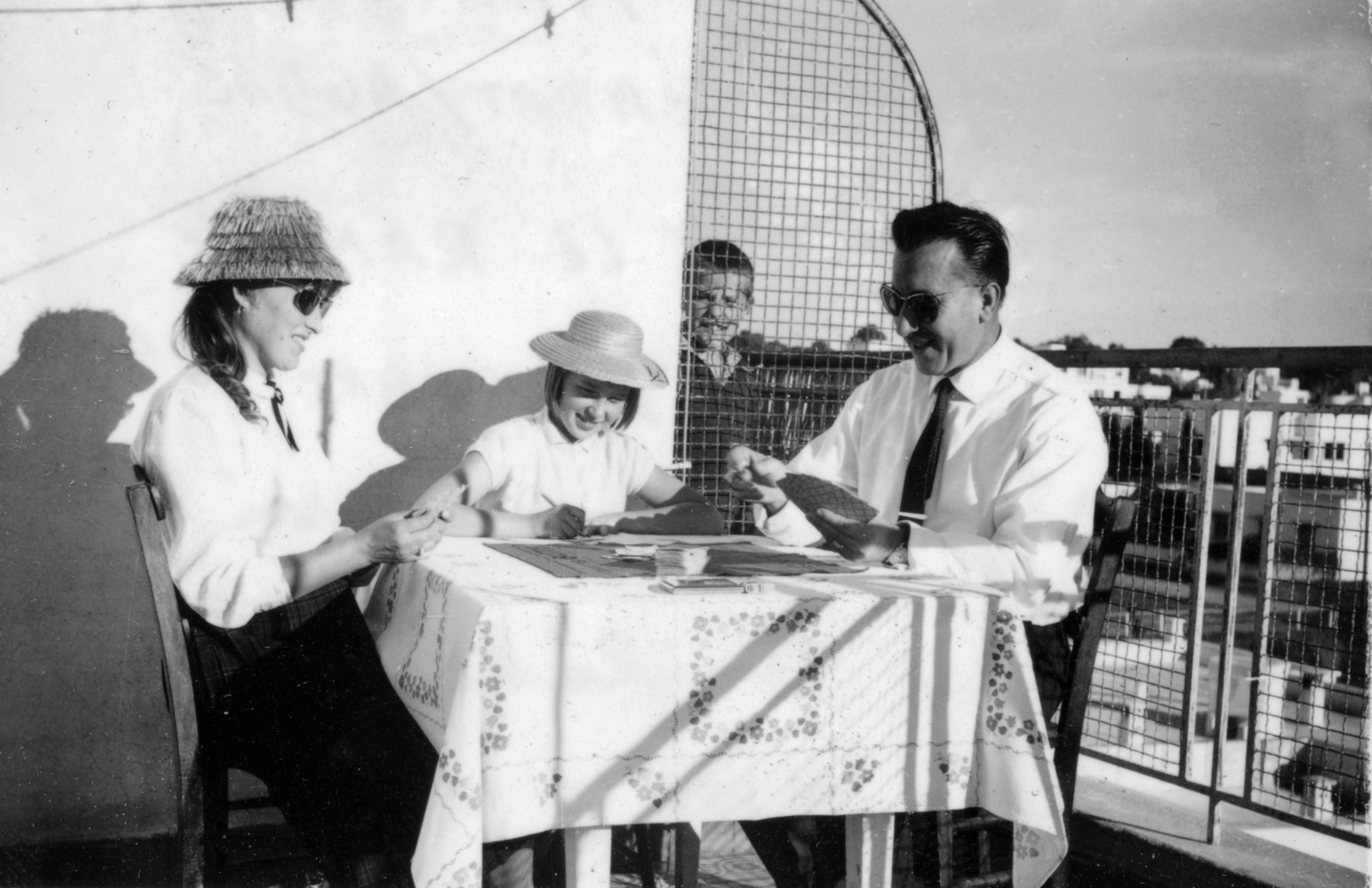 Morocco, Rabat, kártyaparti Agdal városrész egyik házának erkélyén., 1959, Hámornik Balázs, terrace, card game, shades, straw hat, Fortepan #221076