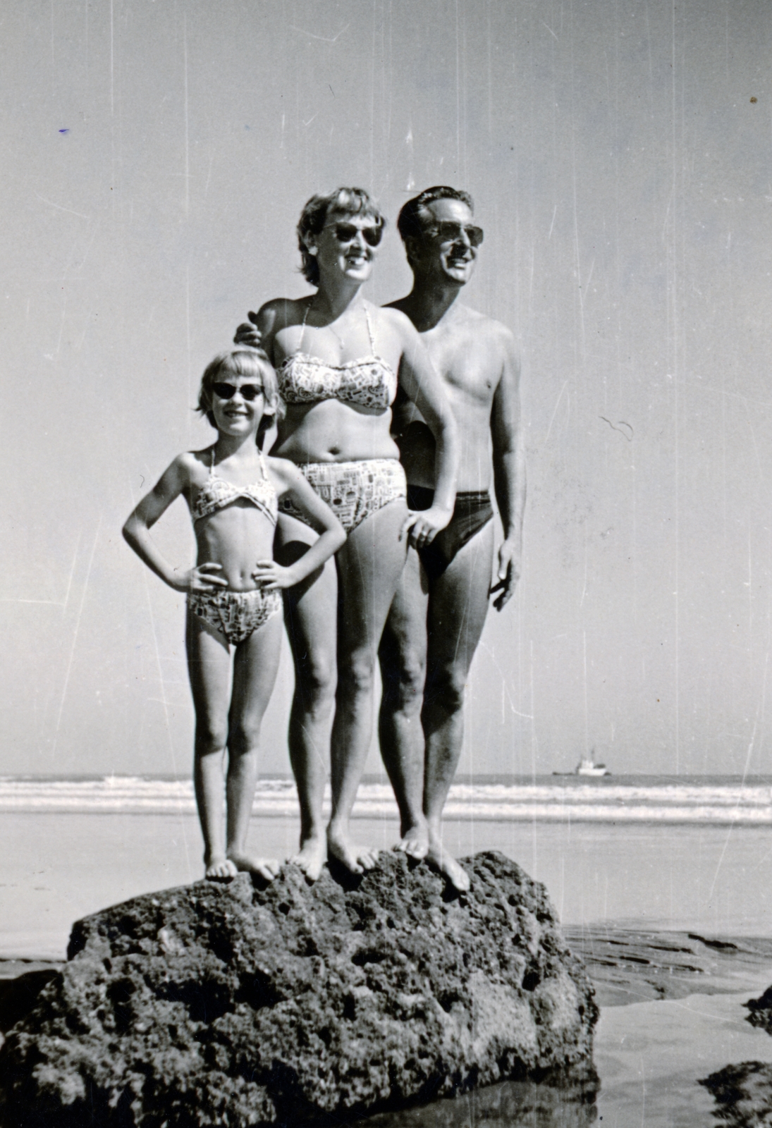 Morocco, a felvétel az Atlanti-óceán partján készült., 1956, Hámornik Balázs, bathing suit, posture, family, rock, three people, Fortepan #221089