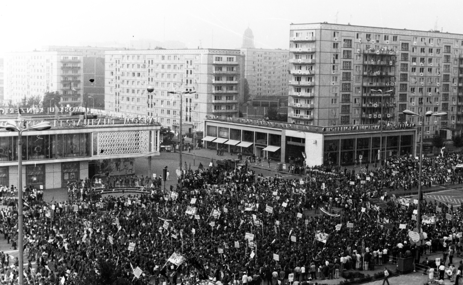 Németország, Berlin, Kelet-Berlin, Karl-Marx-Allee, balra a Moszkva étterem., 1976, Mario Cossu, felvonulás, május 1, étterem, virágbolt, Fortepan #221106