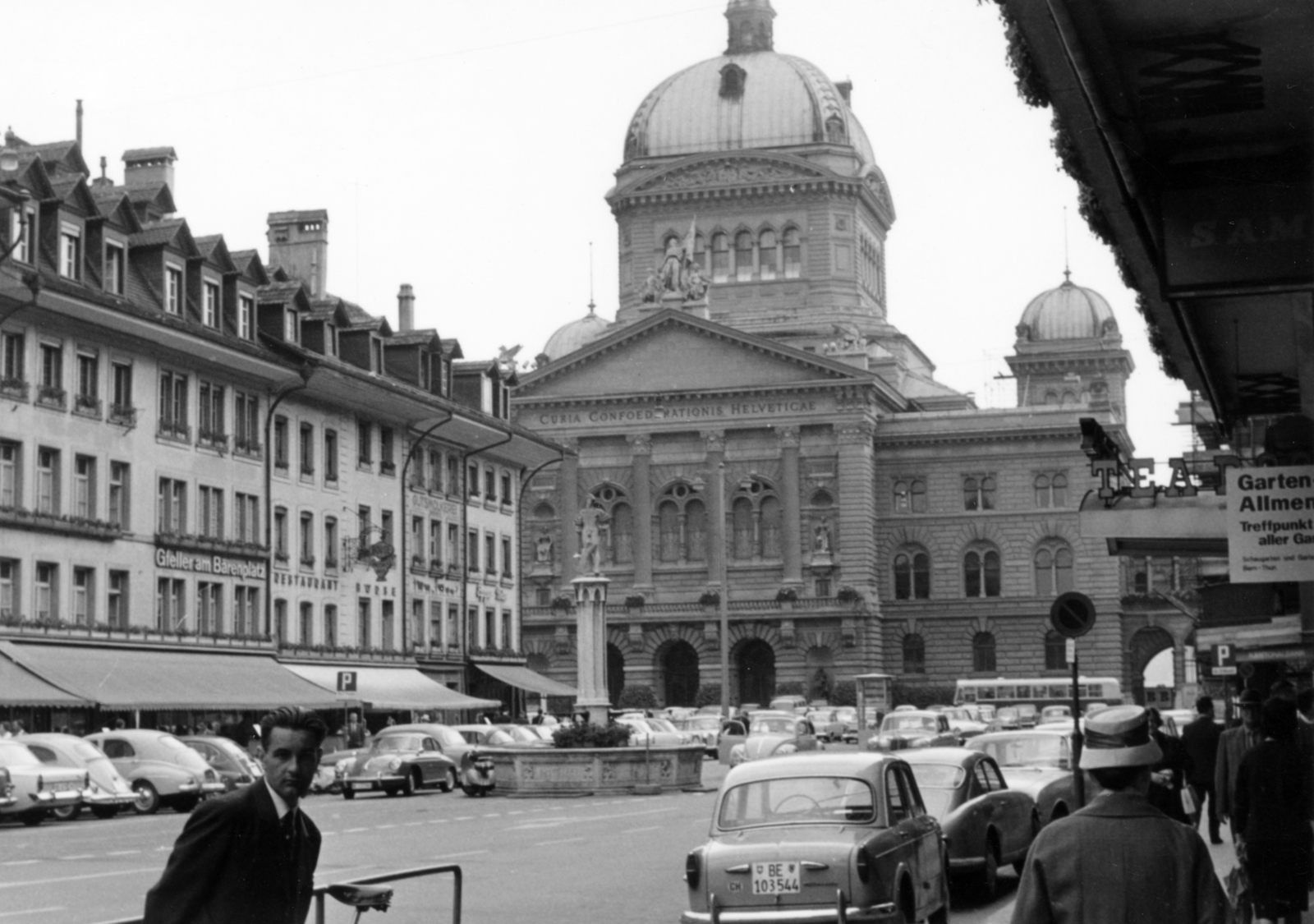 Switzerland, Bern, Bärenplatz a Bundesplatz felé nézve, a háttérben a kupolás épület a Bundeshaus (a svájci parlament épülete)., 1963, Mario Cossu, Fortepan #221113