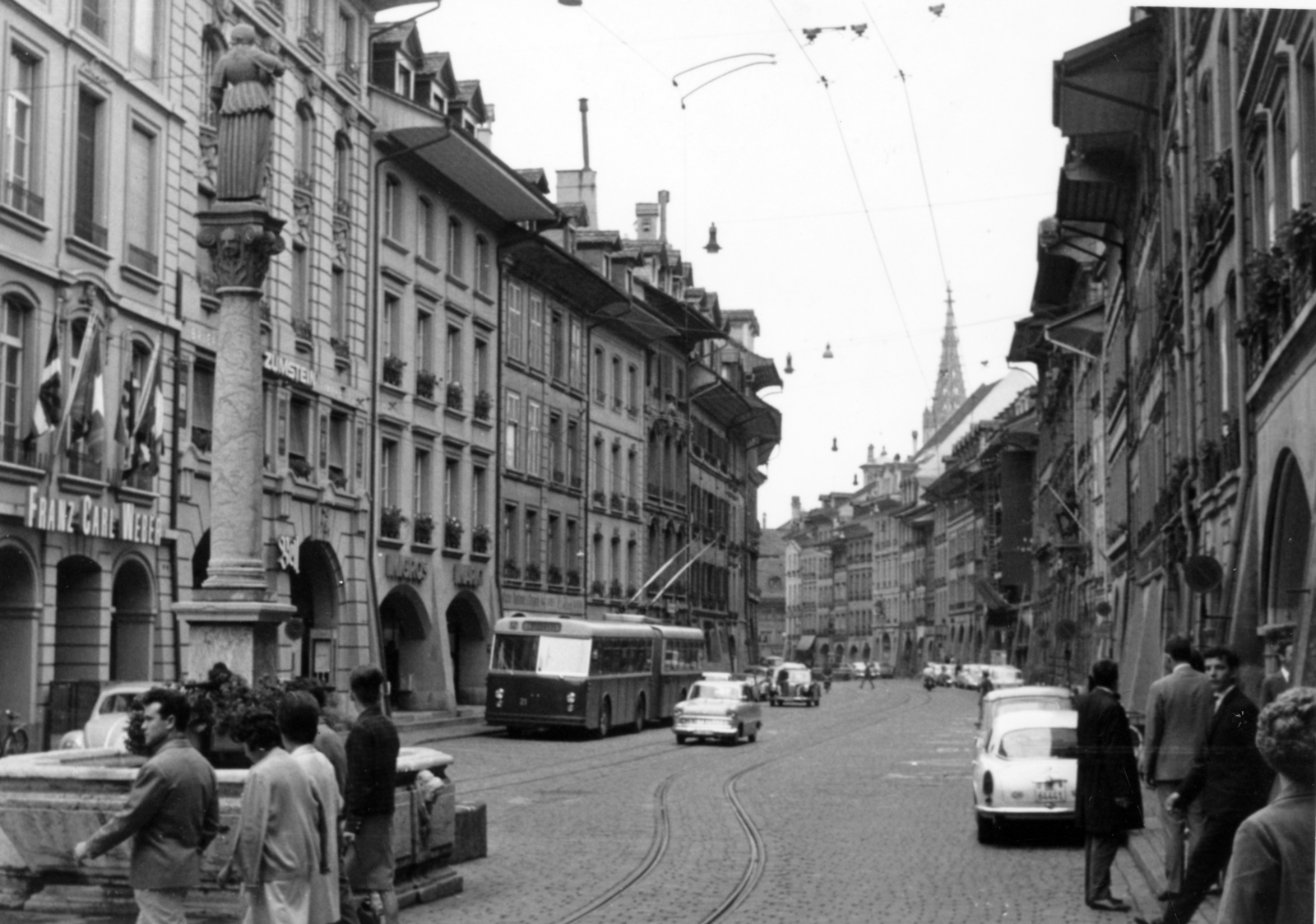 Switzerland, Bern, Marktgasse, előtérben az Anna-Seiler-Brunnen látszik, a háttérben a Münster-székesegyház tornya., 1963, Mario Cossu, Fortepan #221114