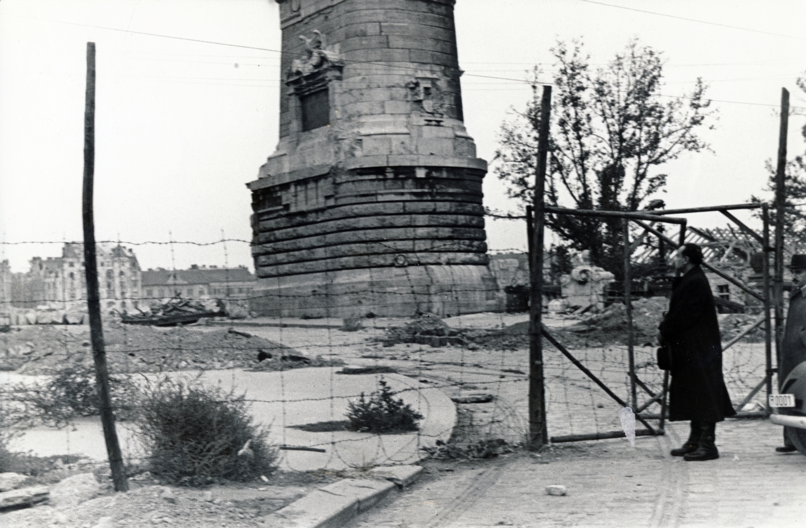 Hungary, Budapest I., Szent Gellért rakpart, a lerombolt Erzsébet híd budai hídfőjénél Szálasi Ferenc korábbi nyilas "nemzetvezető” és miniszterelnök. A kép jobb szélén Péter Gábor a Politikai Rendészeti Osztály (PRO) vezetője látszik. A felvétel 1946. február 6-án készült., 1946, Laborcz György, Budapest, war damage, politician, war crime, Fortepan #221148