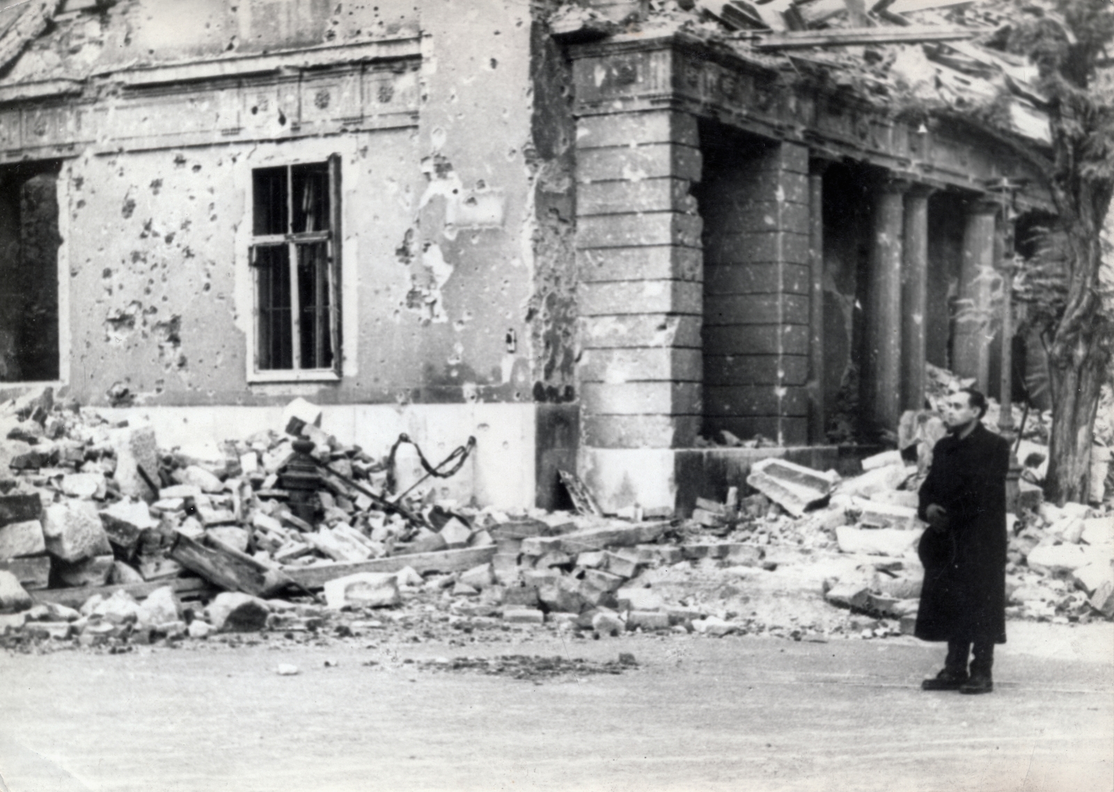 Hungary, Budapest I., Szent György tér, a romos Sándor-palota előtt Szálasi Ferenc korábbi nyilas "nemzetvezető” és miniszterelnök. A felvétel 1946. február 6-án készült., 1946, Laborcz György, Budapest, damaged building, bullet hole, politician, war crime, Fortepan #221160